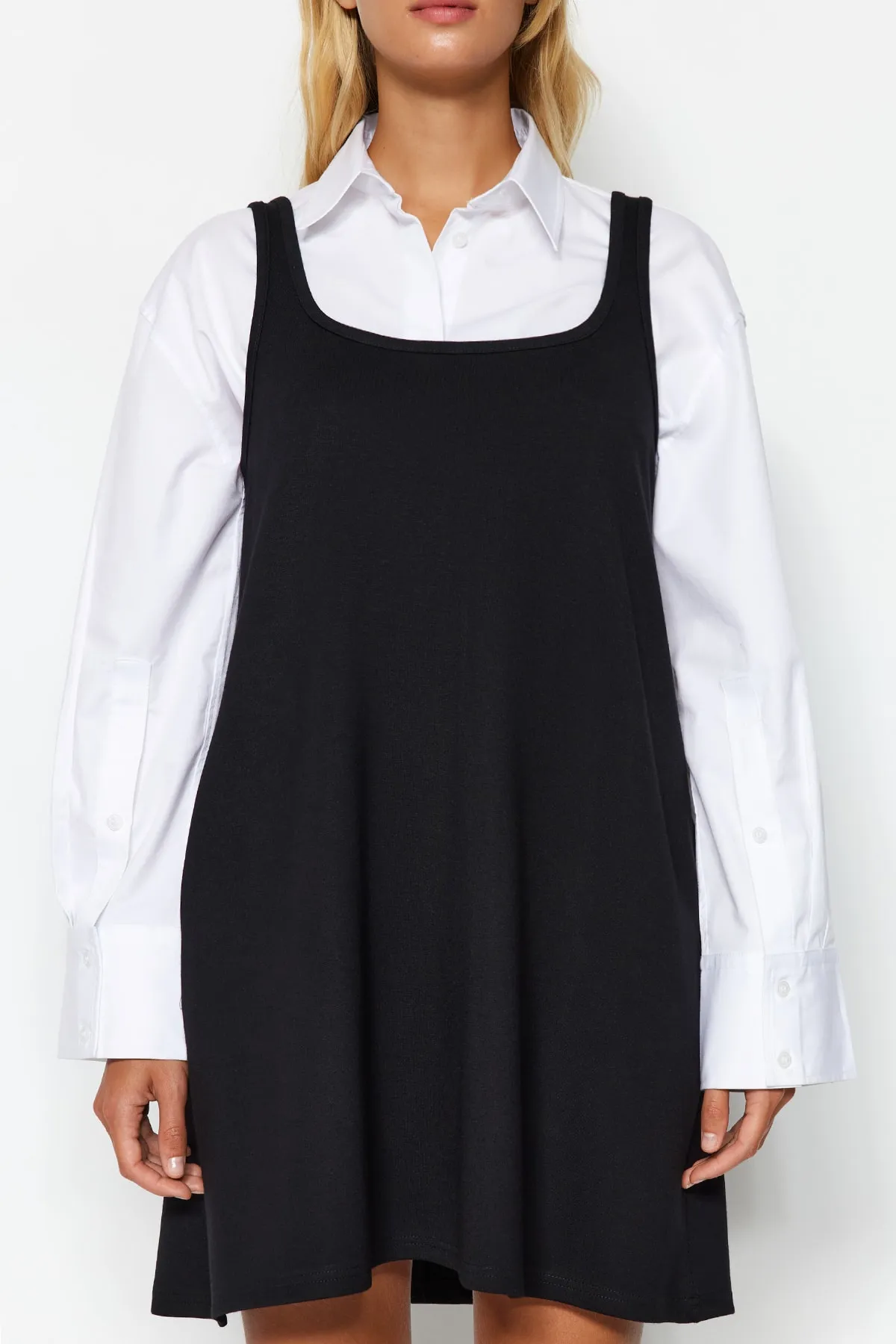 Trendyol Collection  Schwarzes Gilet-Skater-/Taillen-geöffnetes Strickkleid TWOAW24EL00245