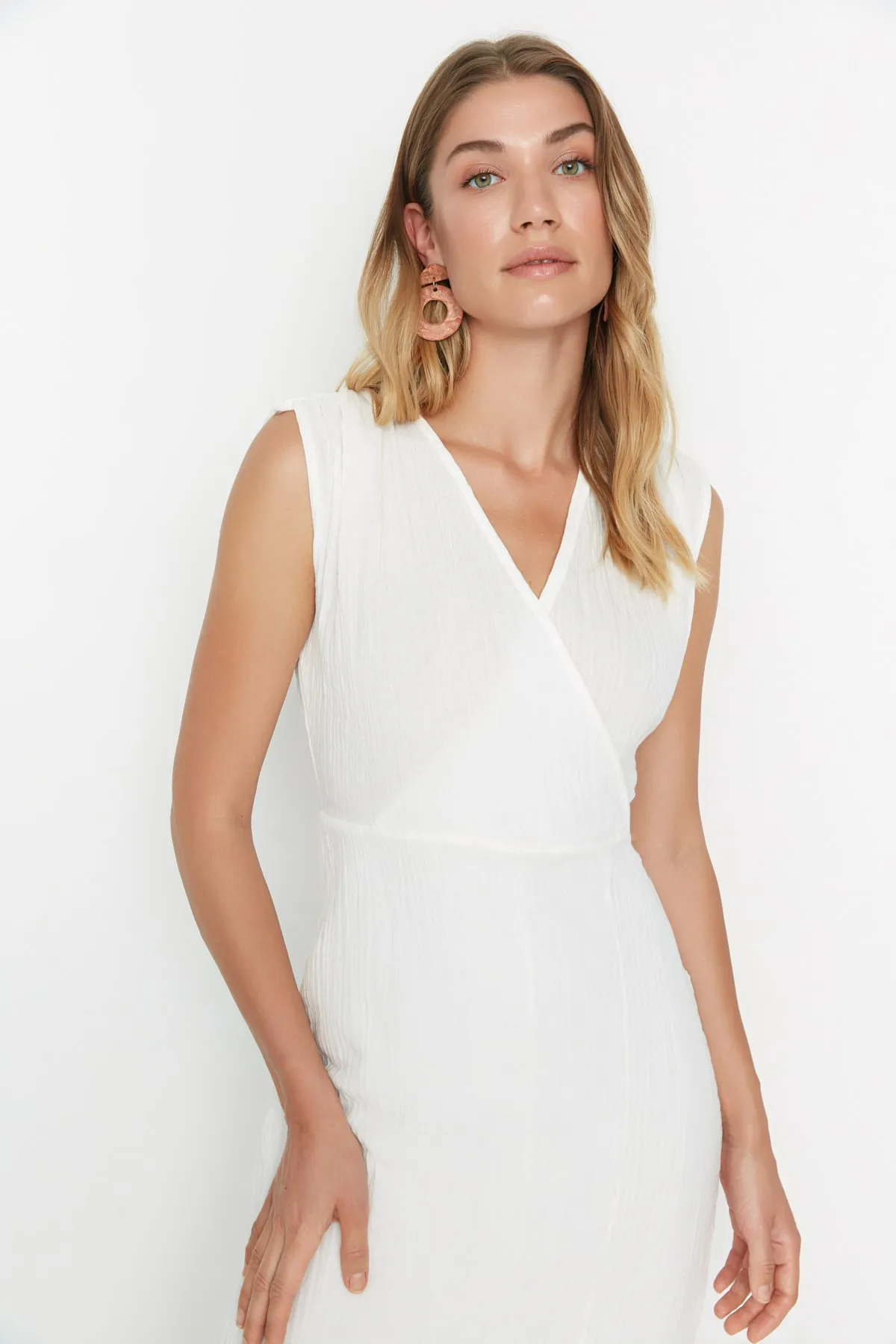 Trendyol Collection  Ecrufarbenes, zweireihiges Musselin-Webkleid mit Kragen TWOSS22EL00716