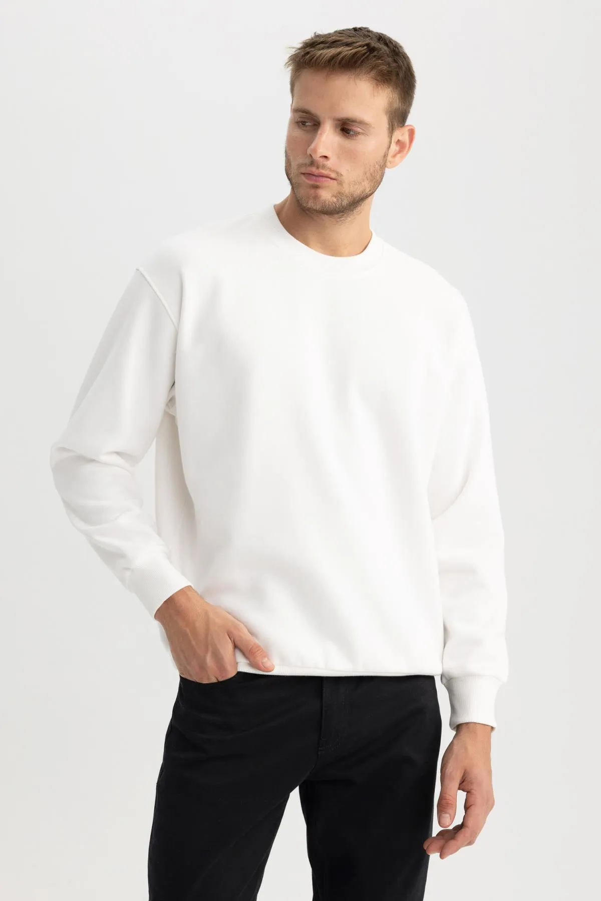 DeFacto  Basic-Sweatshirt mit Rundhalsausschnitt in Oversize-Passform T5139az23au