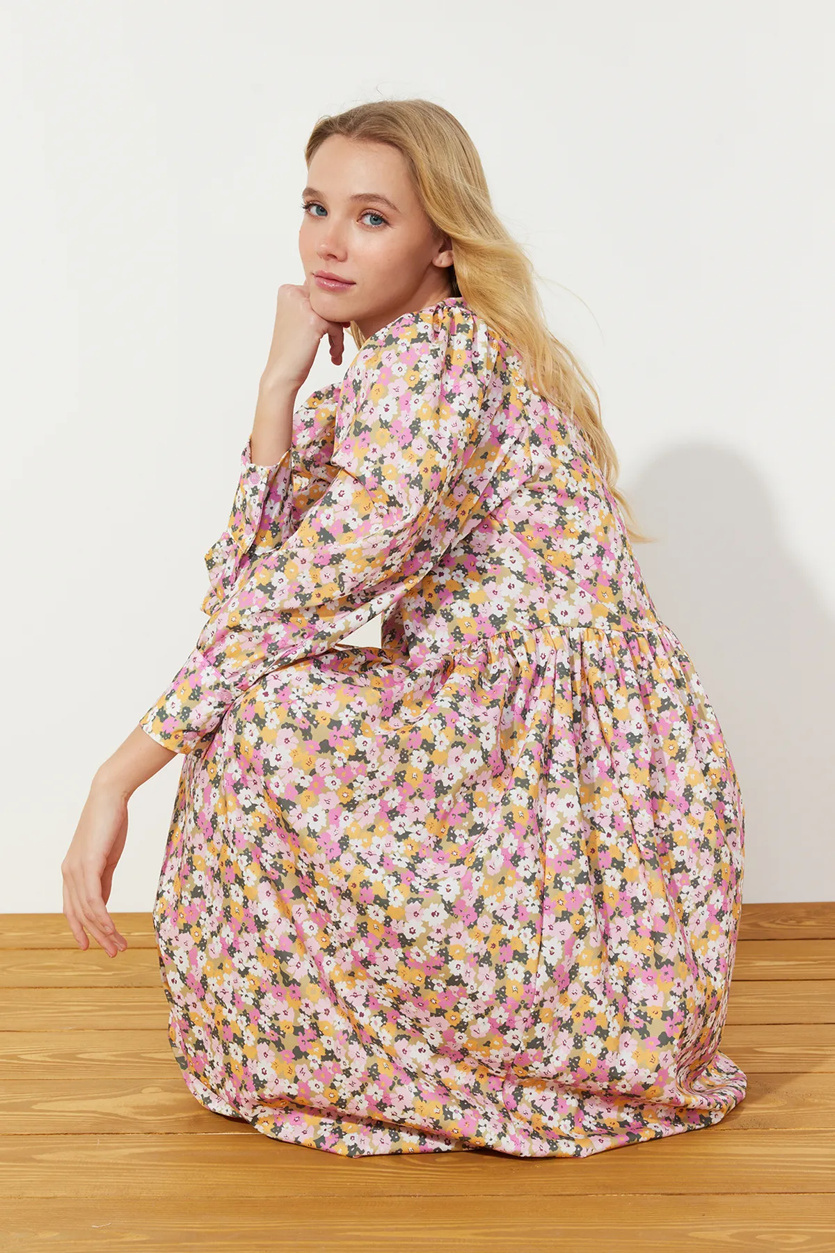 Trendyol Modest  Mehrfarbiges Kleid aus gewebter Baumwolle mit Blumenmuster TCTSS24EB00088