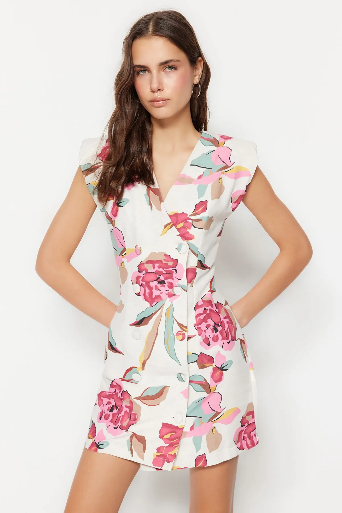 Trendyol Collection  Ecru geknöpfte Mini-Webjacke mit Blumendruck und Kleid aus Leinenmischung TWOSS23EL01874