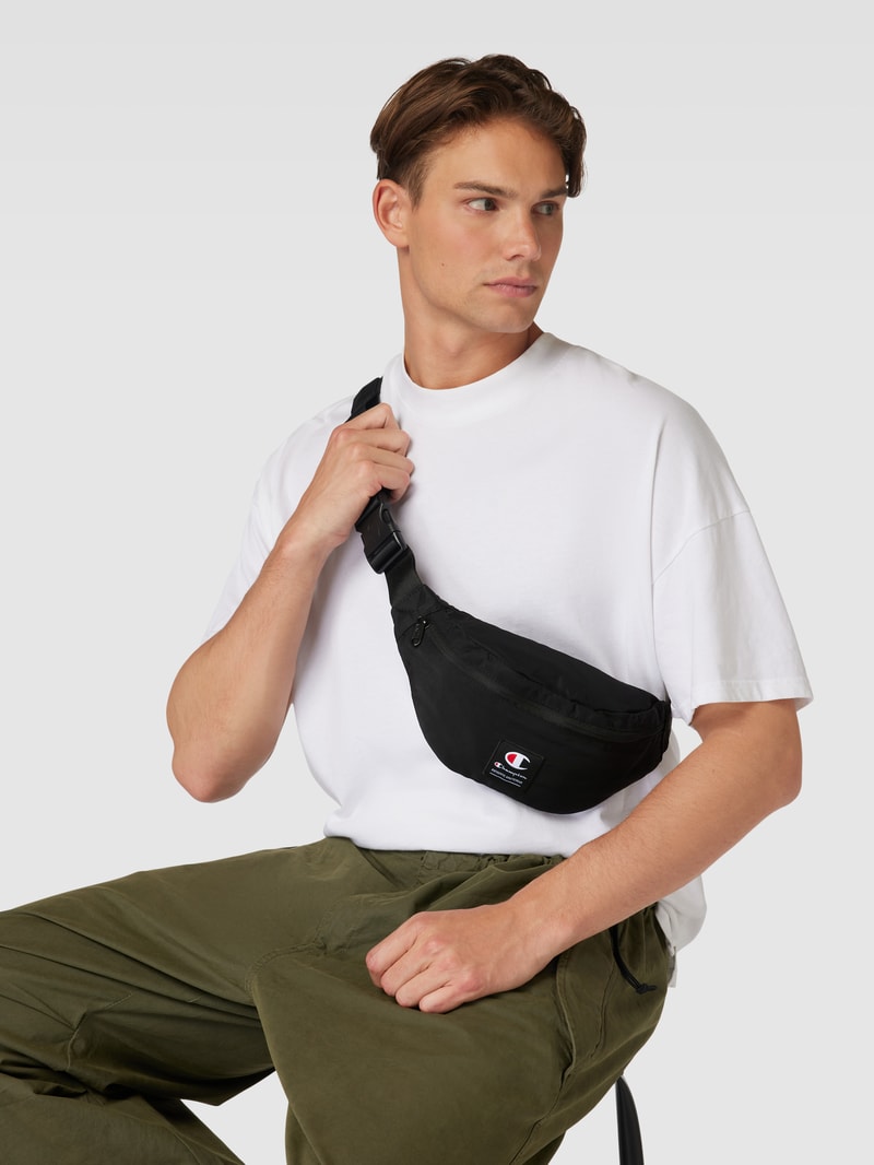 Bauchtasche mit Label-Patch in schwarz