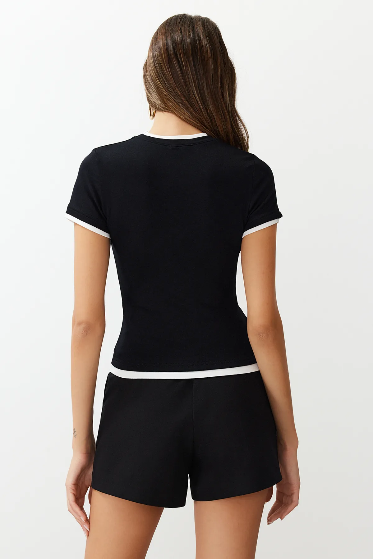Trendyol Collection  Schwarzes, figurbetontes, flexibles Strick-T-Shirt aus Viskose/weichem Stoff mit Farbblock-Muster TWOSS24TS00063