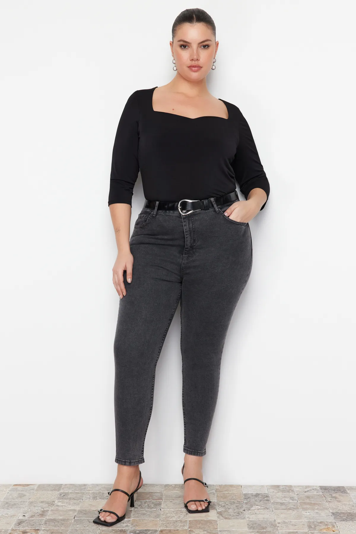 Trendyol Curve  Graue, dehnbare Skinny-Jeans mit hoher Taille TBBSS22JE00007