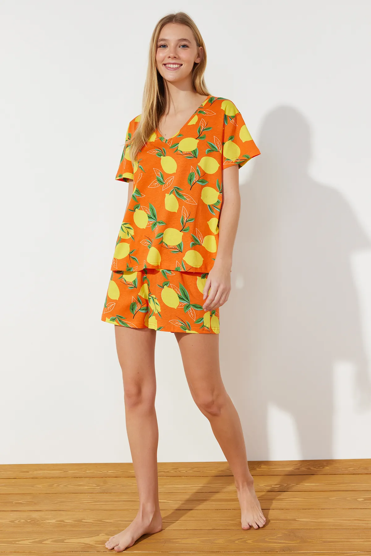 Trendyol Collection  Orangefarbenes Strick-Pyjama-Set aus 100 % Baumwolle mit Fruchtmuster THMSS24PT00086