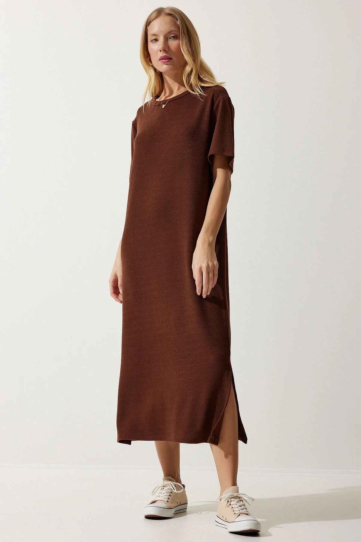 Happiness İstanbul  Braunes geripptes Strickkleid mit Rundhalsausschnitt für Damen DZ00111