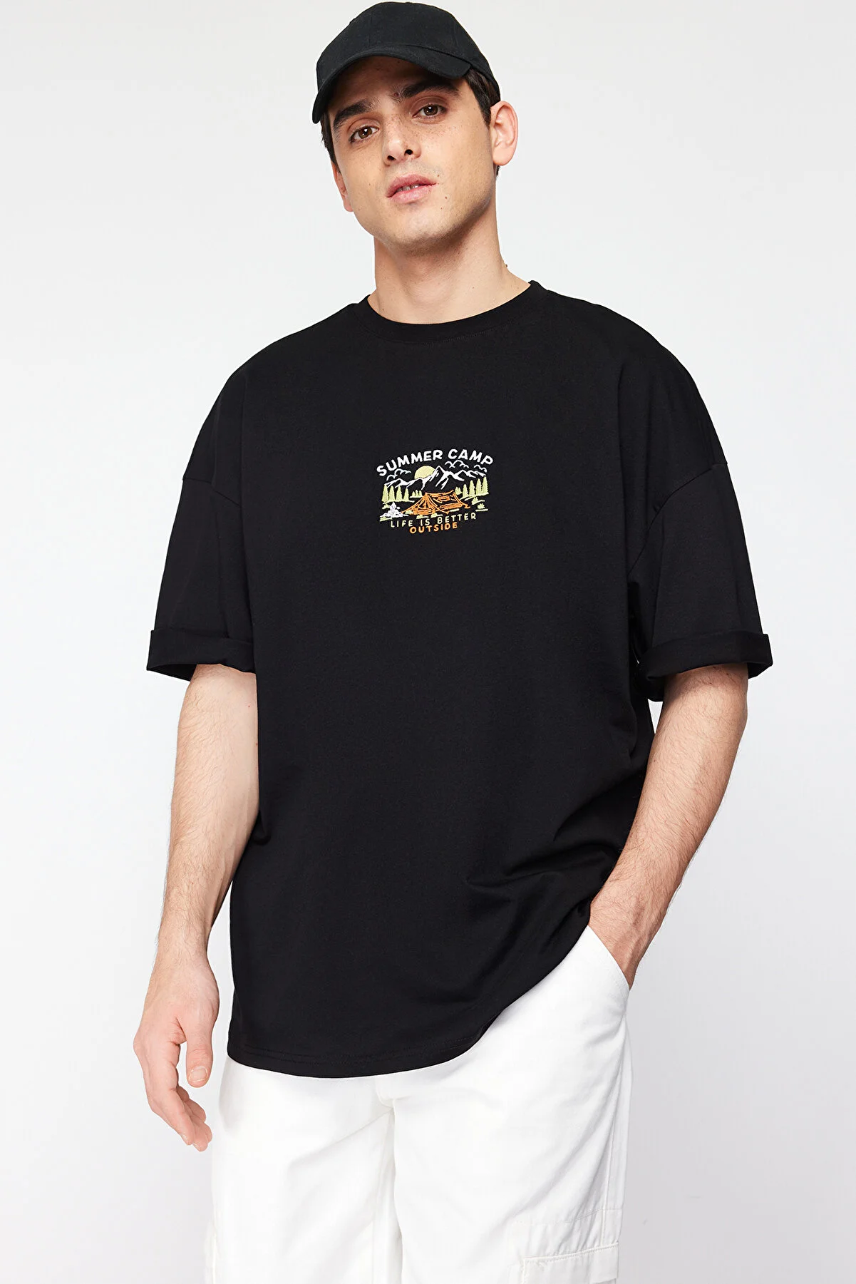Trendyol Collection  Schwarzes, übergroßes/weit geschnittenes, kurzärmliges, landschaftlich besticktes T-Shirt aus 100 % Baumwolle TMNSS23TS00243