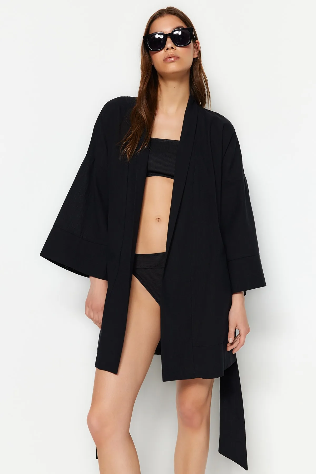 Trendyol Collection  Schwarzer Mini-Kimono und Kaftan aus 100 % gewebter Baumwolle mit Gürtel TBESS23KM00080
