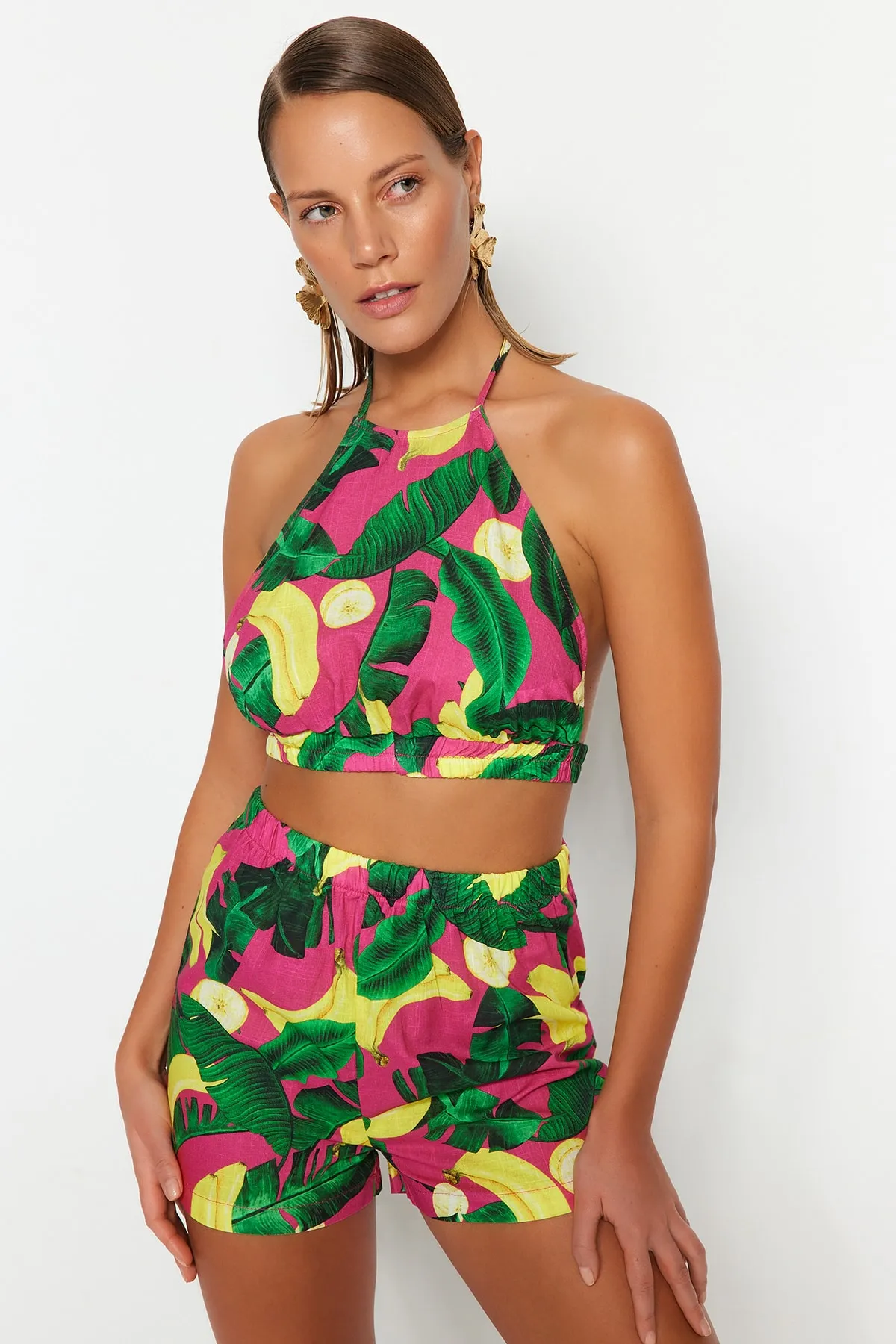 Trendyol Collection  Tief ausgeschnittenes Blusen-Shorts-Set aus 100 % Baumwolle mit tropischem Muster und gewebter Rückseite TBESS23AU00169