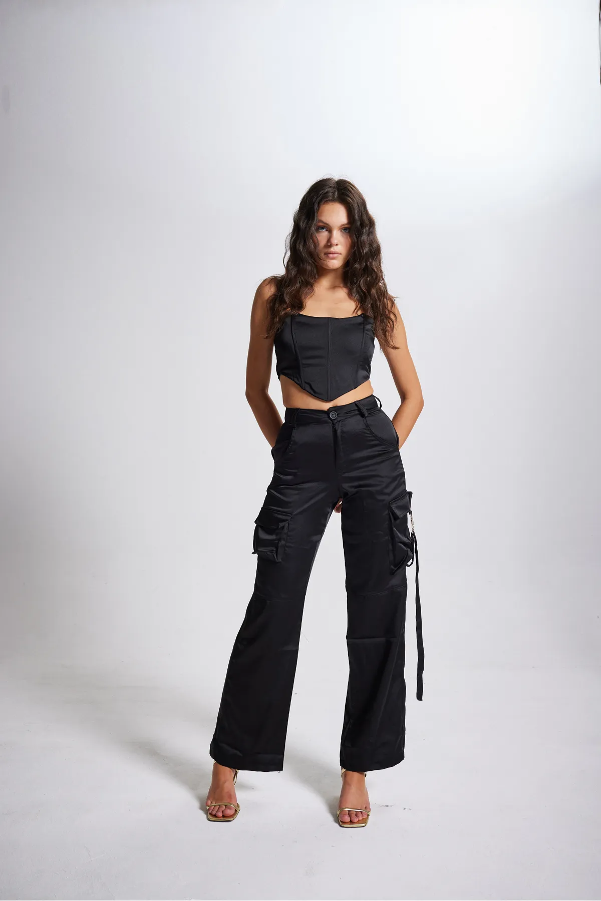 HOLLY LOLLY  Satin-Maddy-Hose mit hoher Taille und Cargotasche in Schwarz