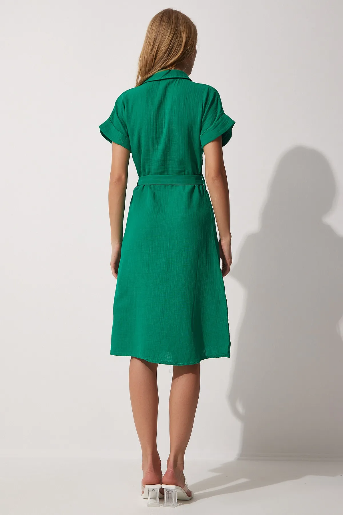 Happiness İstanbul  Grünes Leinenhemdkleid mit Gürtel für Damen MX00046