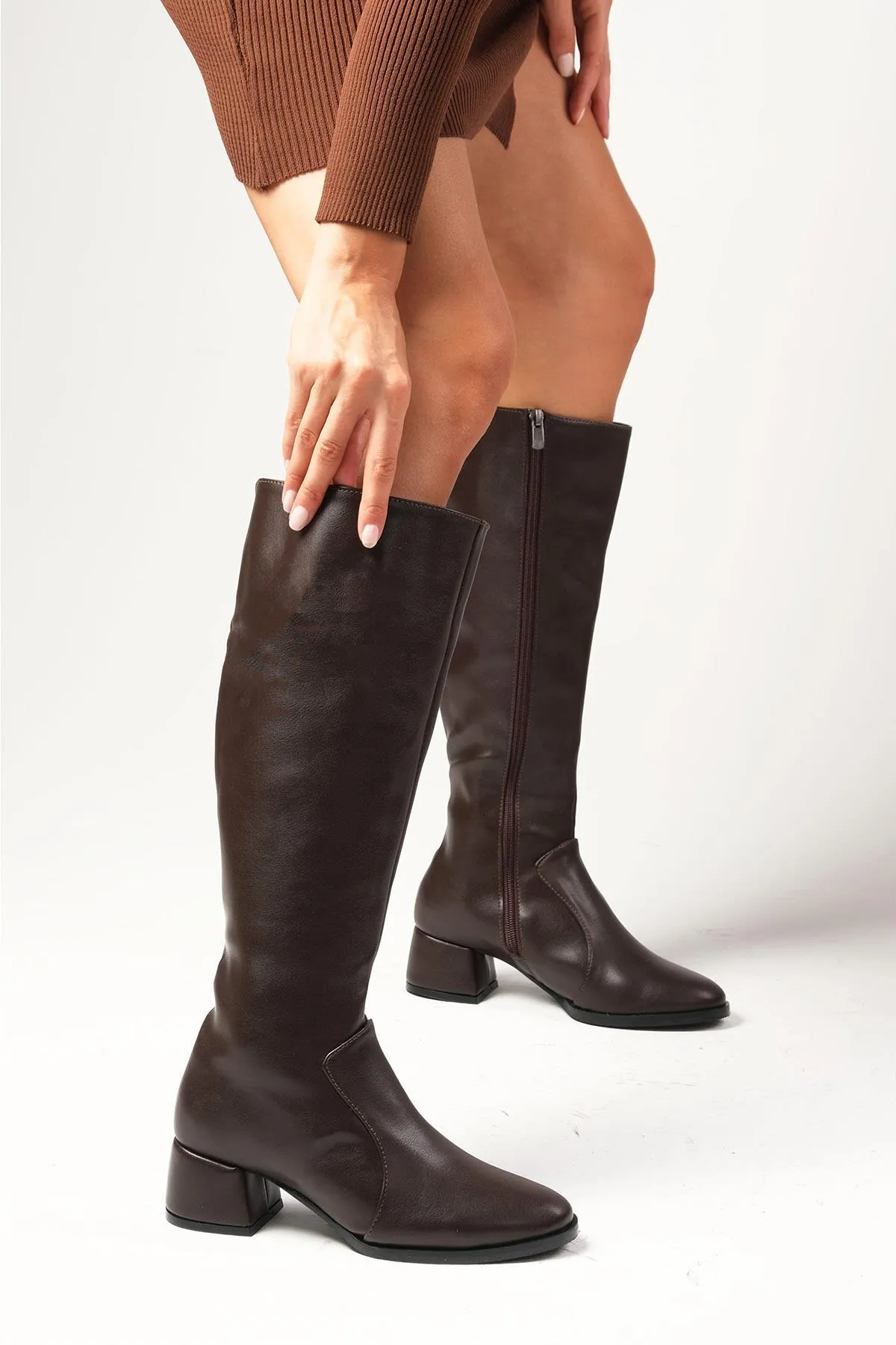 Mio Gusto  Brauner seitlicher Reißverschluss, dünne, mit Kunstfell gefütterte, ovale Damenstiefel mit Absatz
