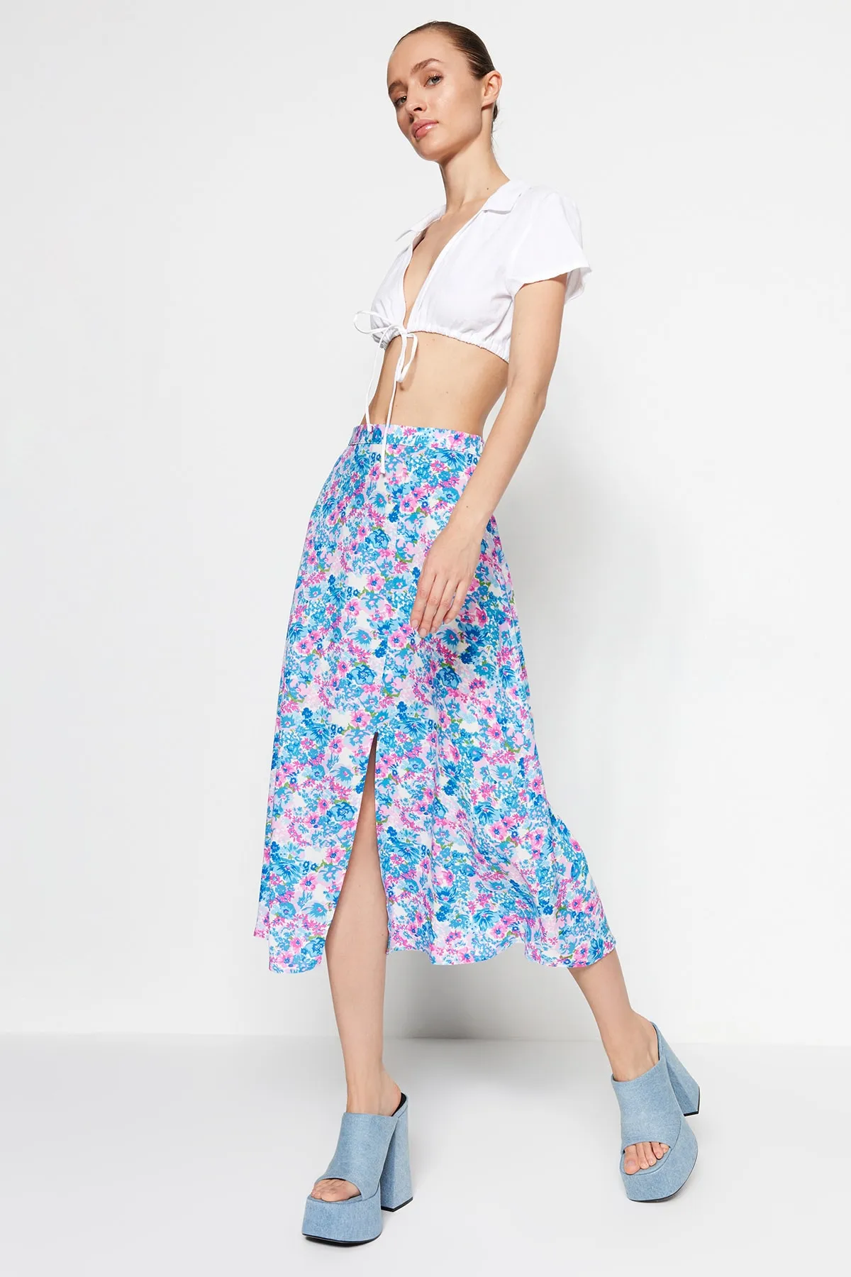 Trendyol Collection  Indigo-ecrufarbener Midi-Webrock aus Viskosestoff mit Schlitz und detailliertem Blumenmuster TWOSS20ET0230