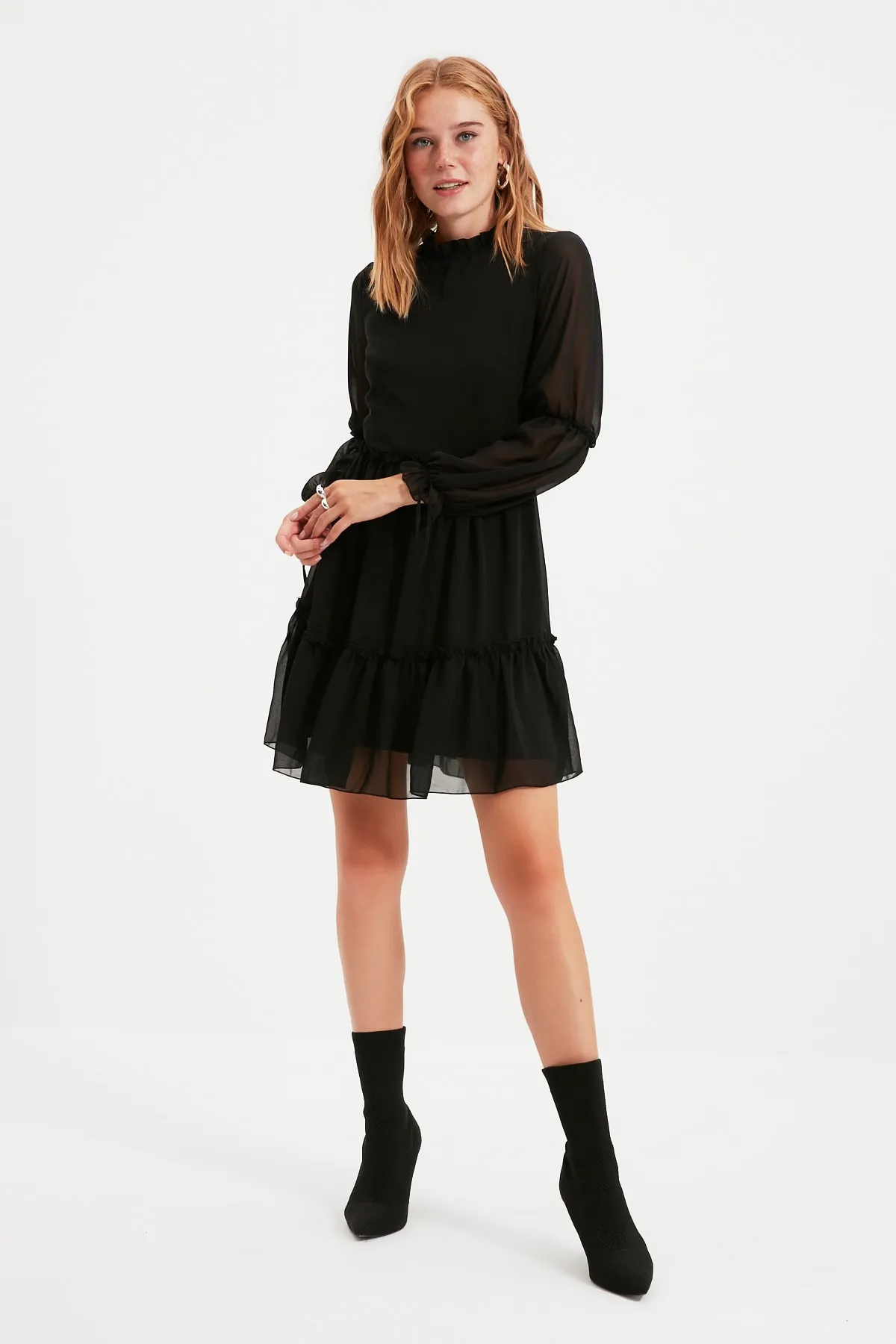 Trendyol Collection  Schwarzes, mit Taillenöffnung versehenes, gerafftes, gefüttertes Mini-Webkleid mit Stehkragen TWOAW20EL0345