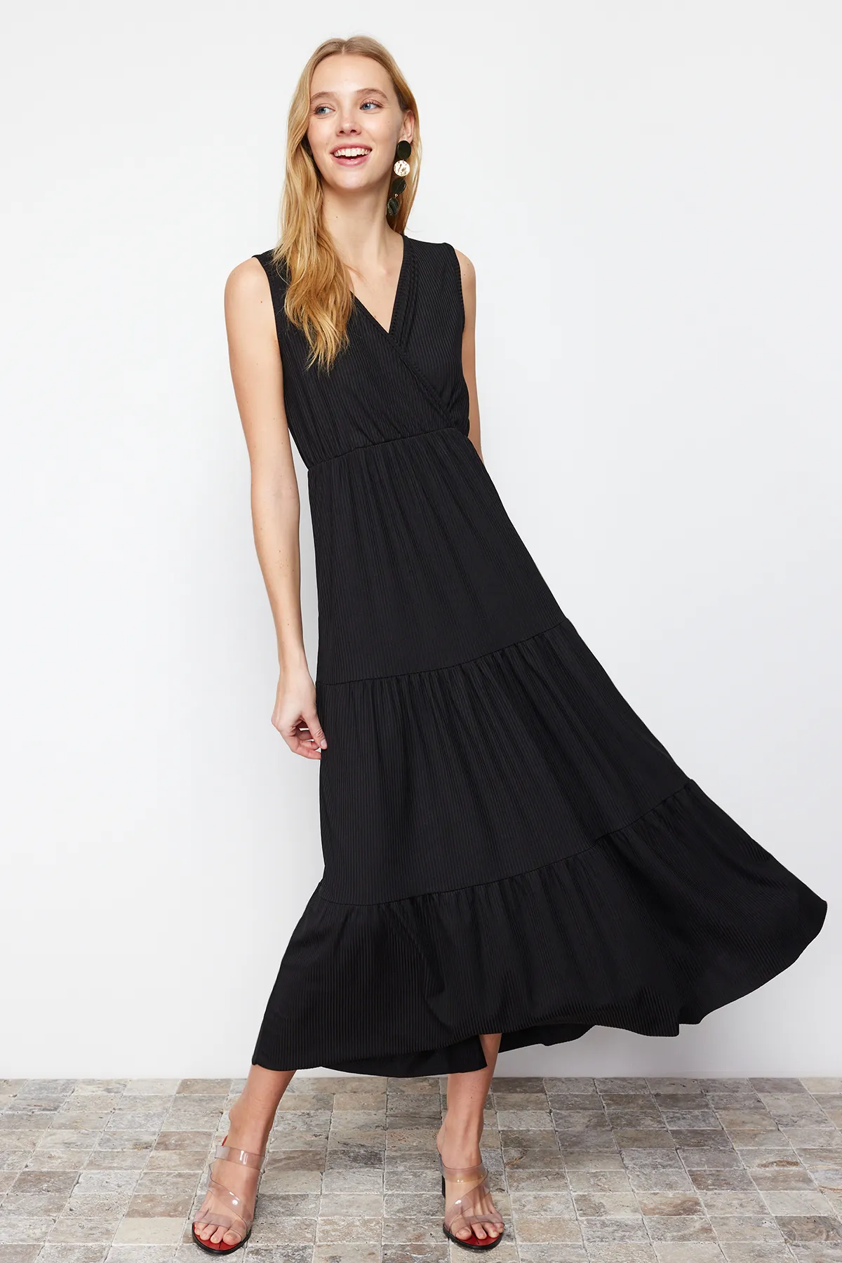 Trendyol Collection  Schwarzes ärmelloses Maxi-Strickkleid in A-Linie mit V-Ausschnitt TWOSS22EL1588