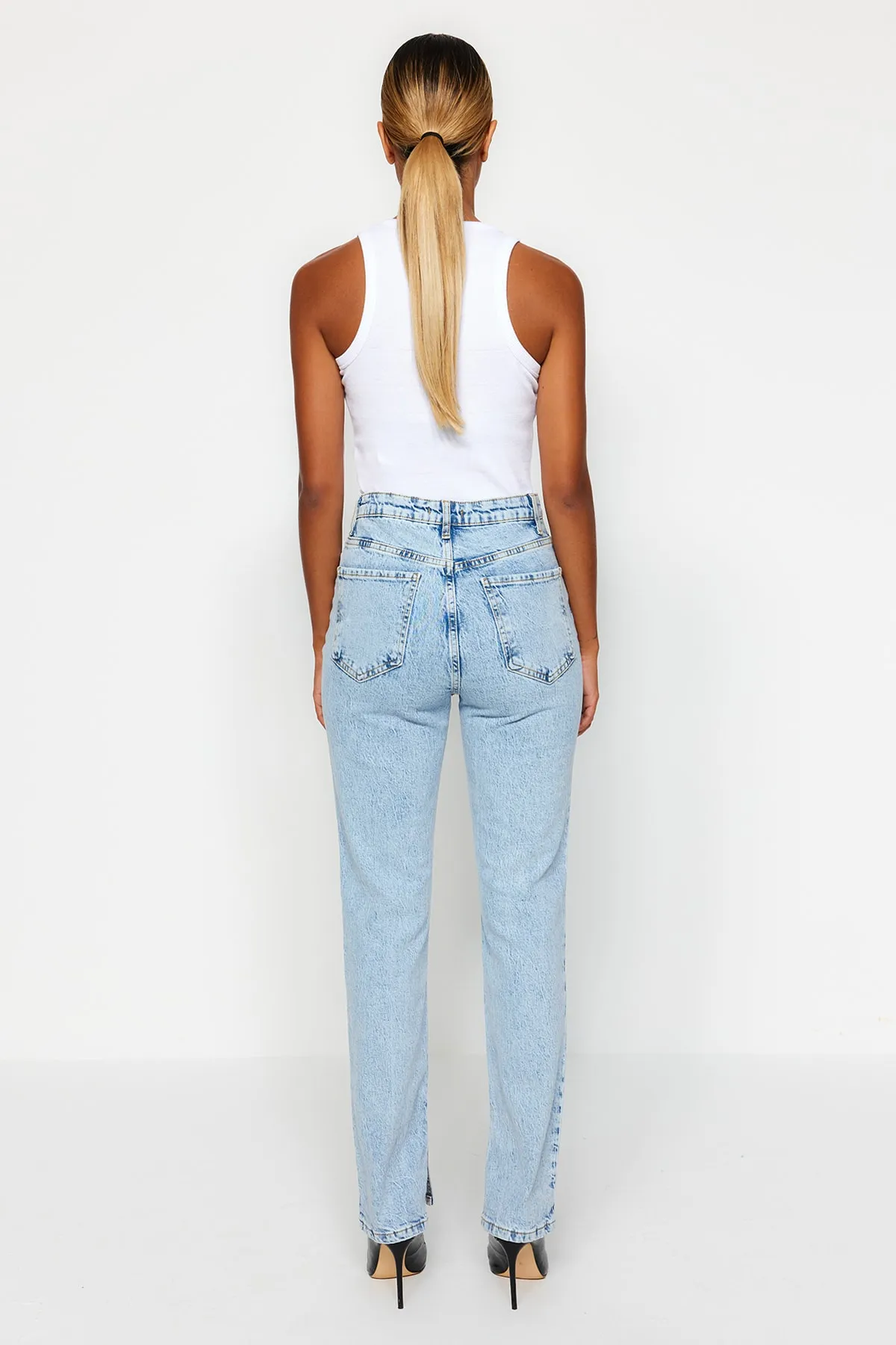 Trendyol Collection  Hellblaue Jeans mit Schlitz und hoher Taille, gerader Schnitt, TWOSS22JE0430