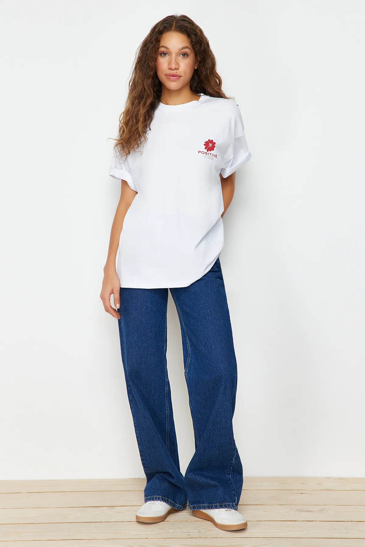 Trendyol Collection  Weißes Strick-T-Shirt mit Rundhalsausschnitt aus 100 % Baumwolle mit Aufdruck auf der Rückseite und weiter Passform TWOSS23TS00321