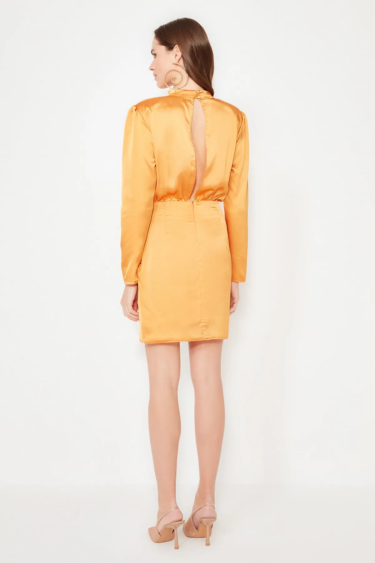 Trendyol Collection  Elegantes Abendkleid aus gewebtem Satin in Orange mit hohem Kragen TPRAW22EL1217