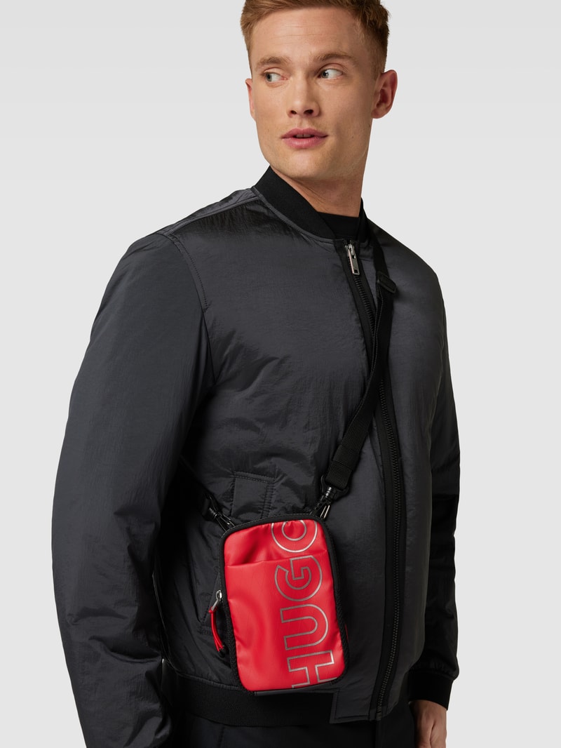 Umhängetasche mit Label-Print Modell 'Brady' in rot