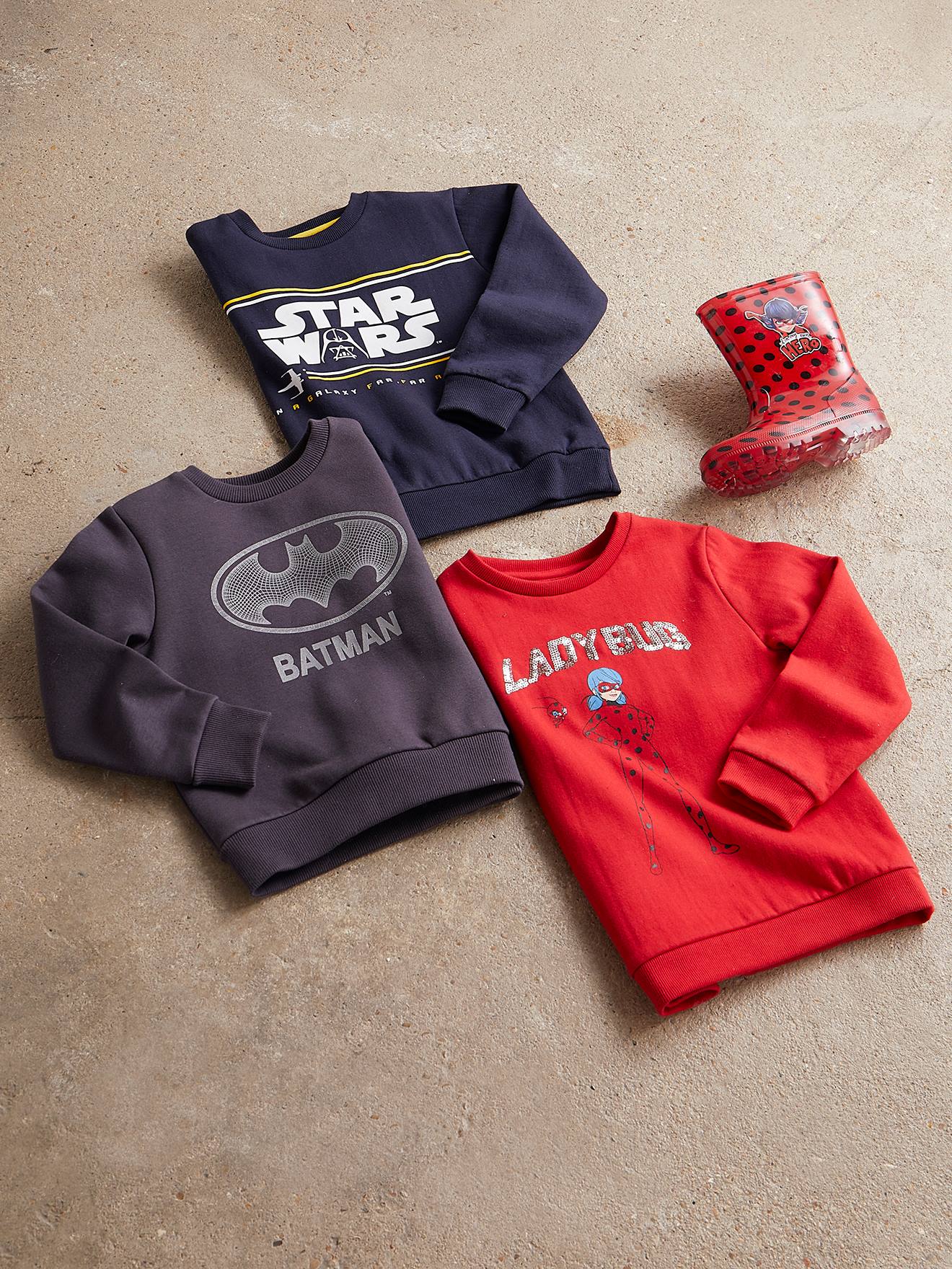 Sweat fille Miraculous® rouge anime placée