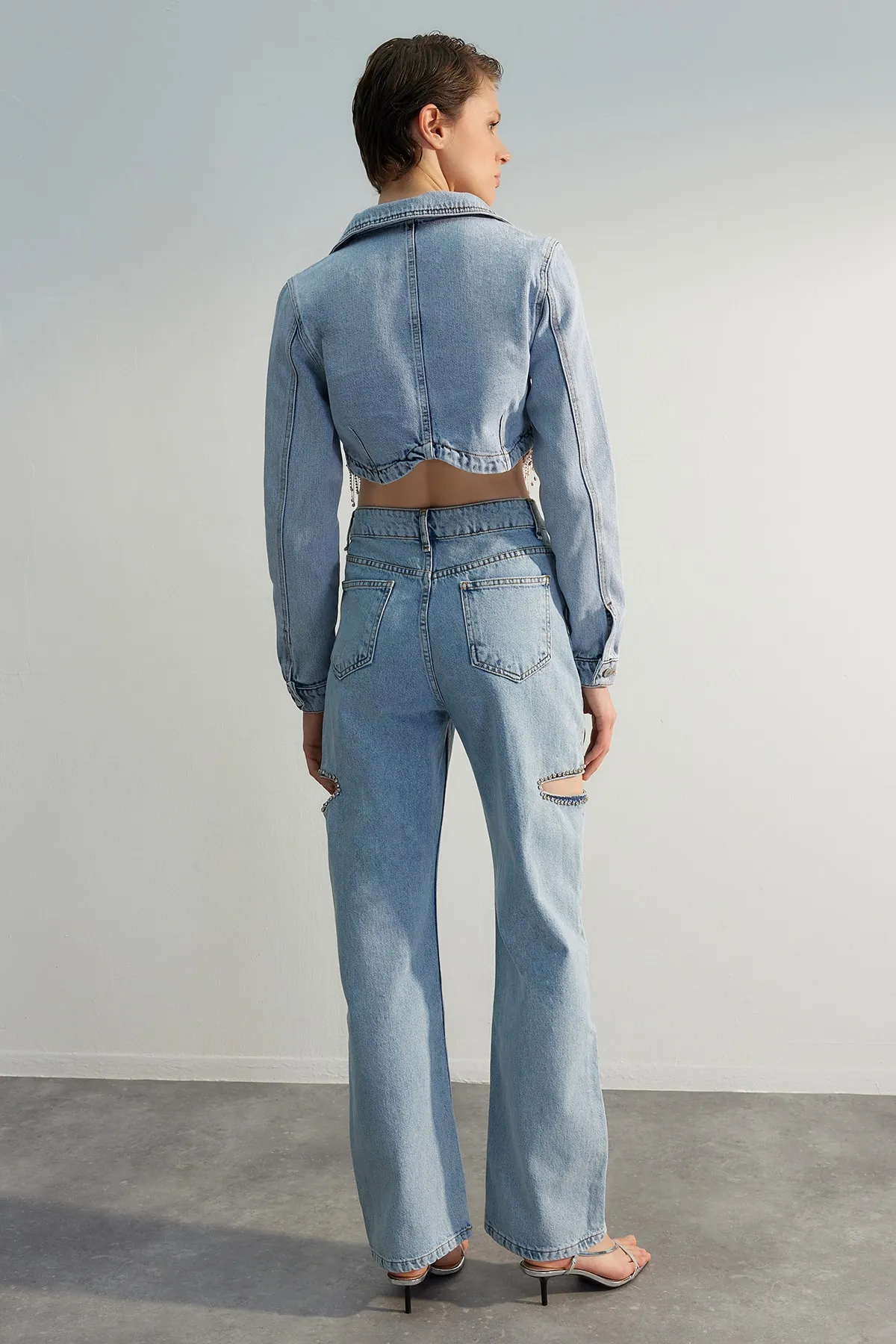Trendyol Collection  Hellblaue Jeans mit Cut-Outs und Steindetails TPRAW23JE00010
