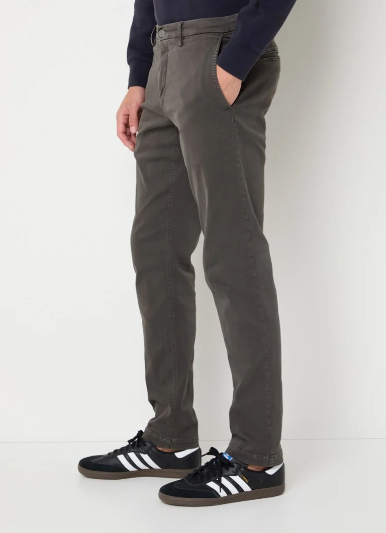 Pantaloni chino Benni Replay cu croială clasică și buzunare laterale.
