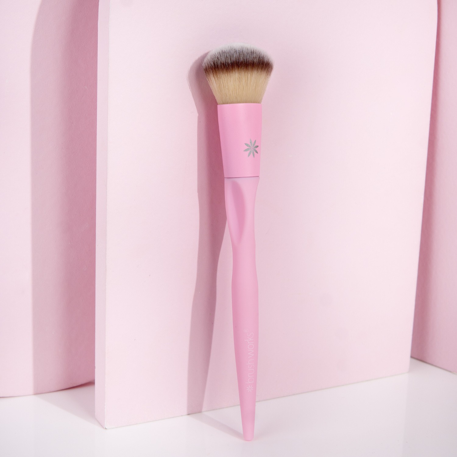 Pędzel do konturowania Brushworks HD w kolorze różowym