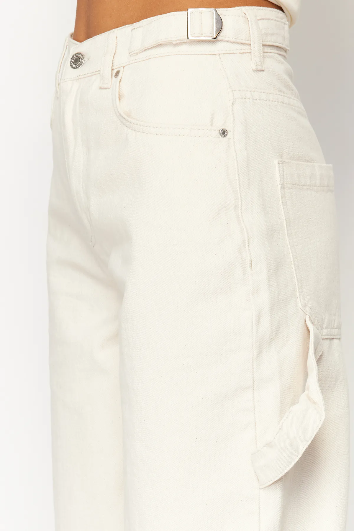 Trendyol Collection  Ecru, locker geschnittene Skater-Jeans mit hoher Taille TWOAW24JE00308