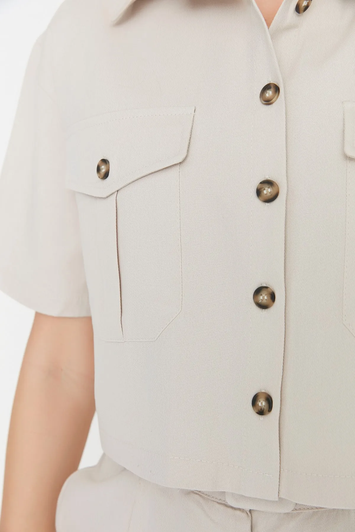 Trendyol Collection  Gewebtes Hemd mit Taschendetail in Stein – Kurzarm, normale Passform TWOSS22GO0654