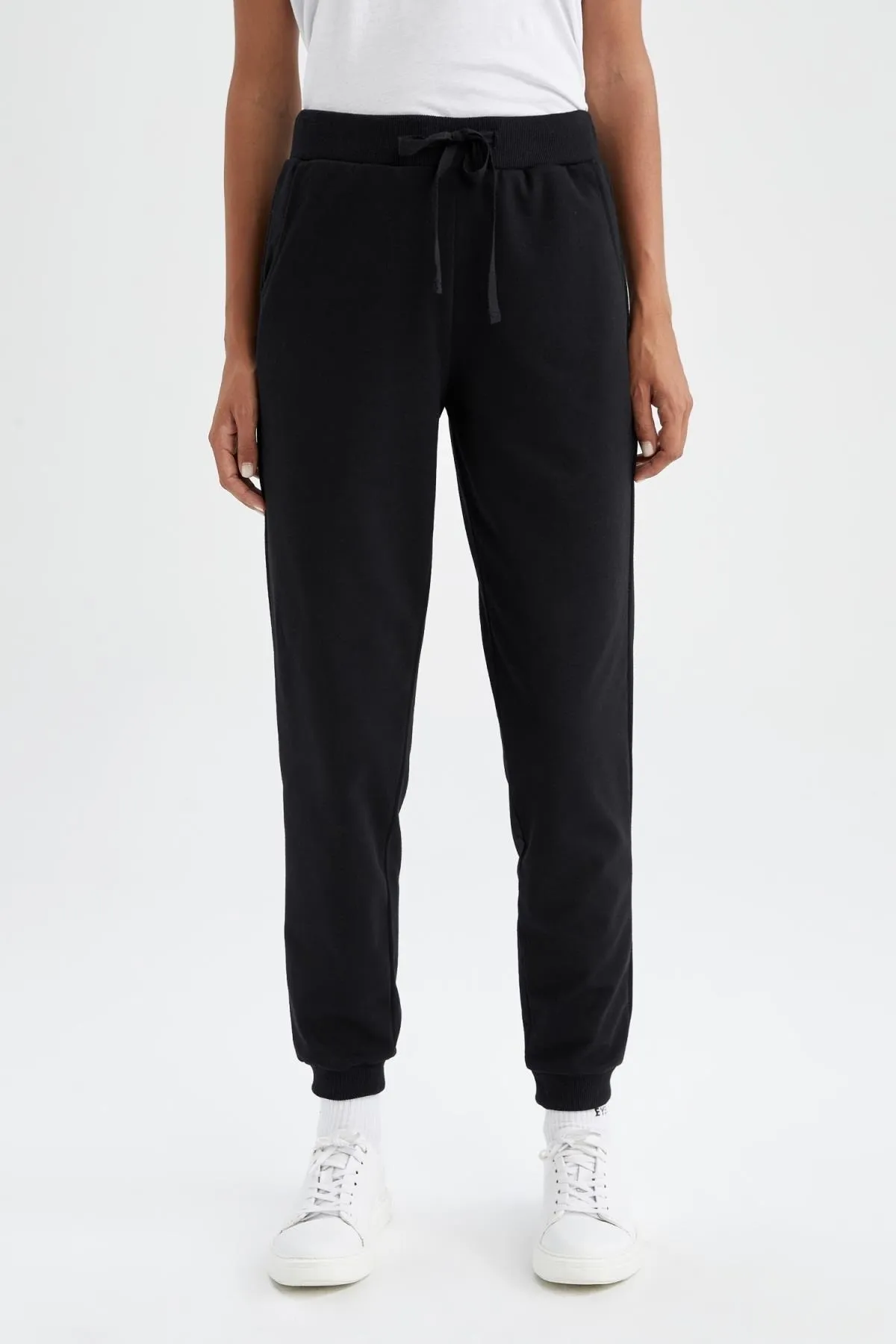 DeFacto  Normal geschnittene Basic-Jogginghose aus dünnem Sweatshirtstoff mit Taschen