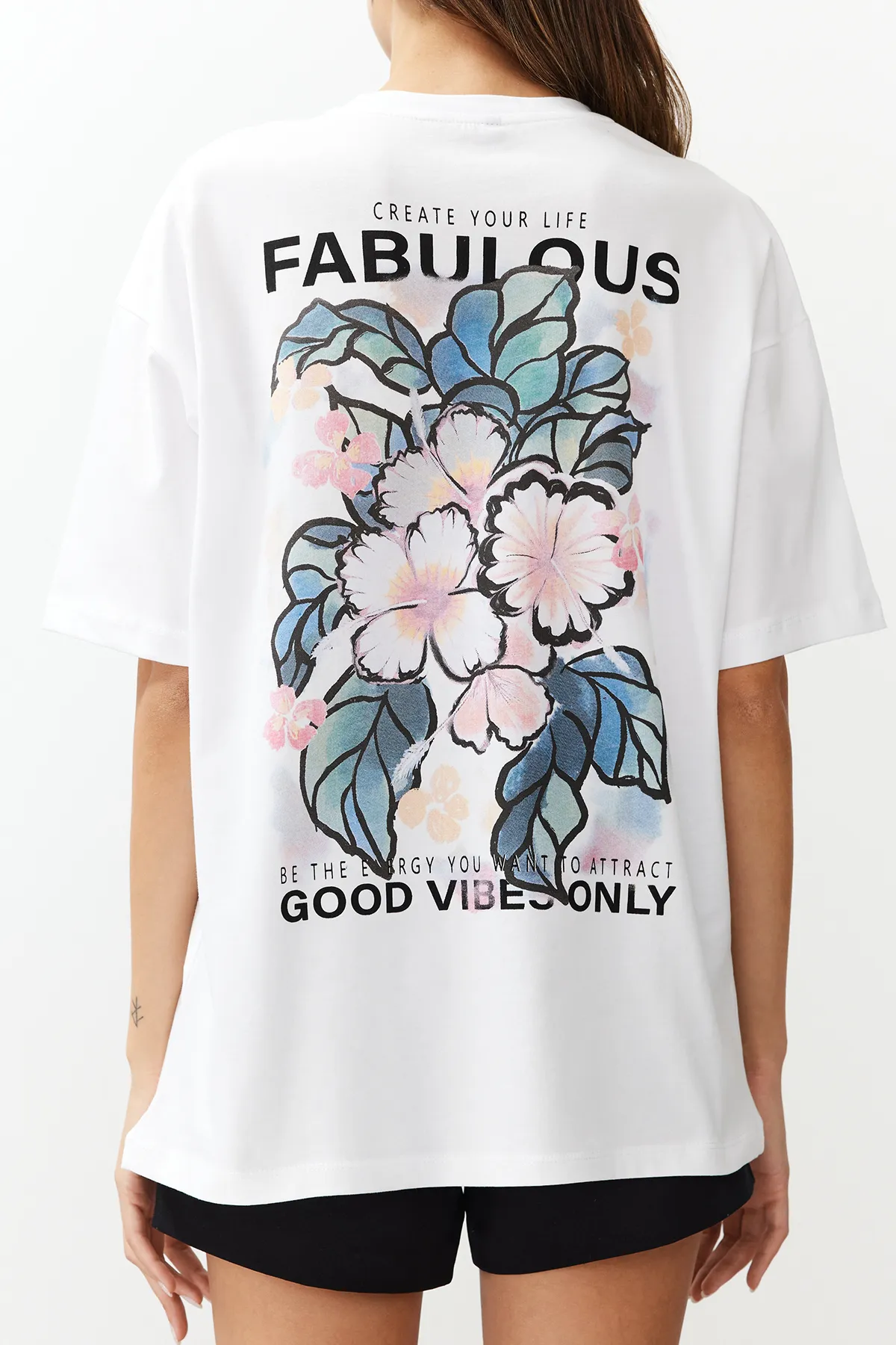 Trendyol Collection  Ecrufarbenes, übergroßes/weit geschnittenes Strick-T-Shirt aus 100 % Baumwolle mit Aufdruck auf Vorder- und Rückseite TWOSS24TS00183