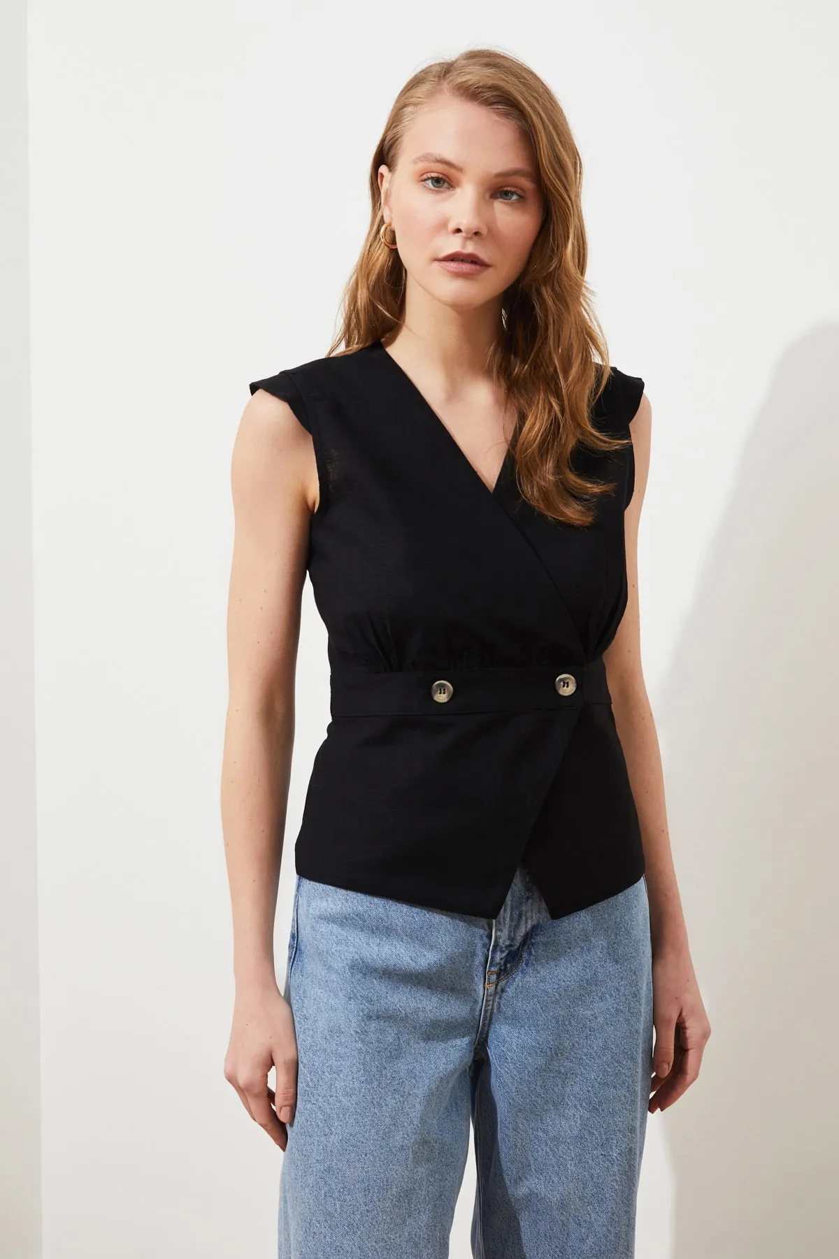 Trendyol Collection  Schwarze zweireihige Webbluse mit Knochenknöpfen und detaillierten Details TWOSS20BZ0707