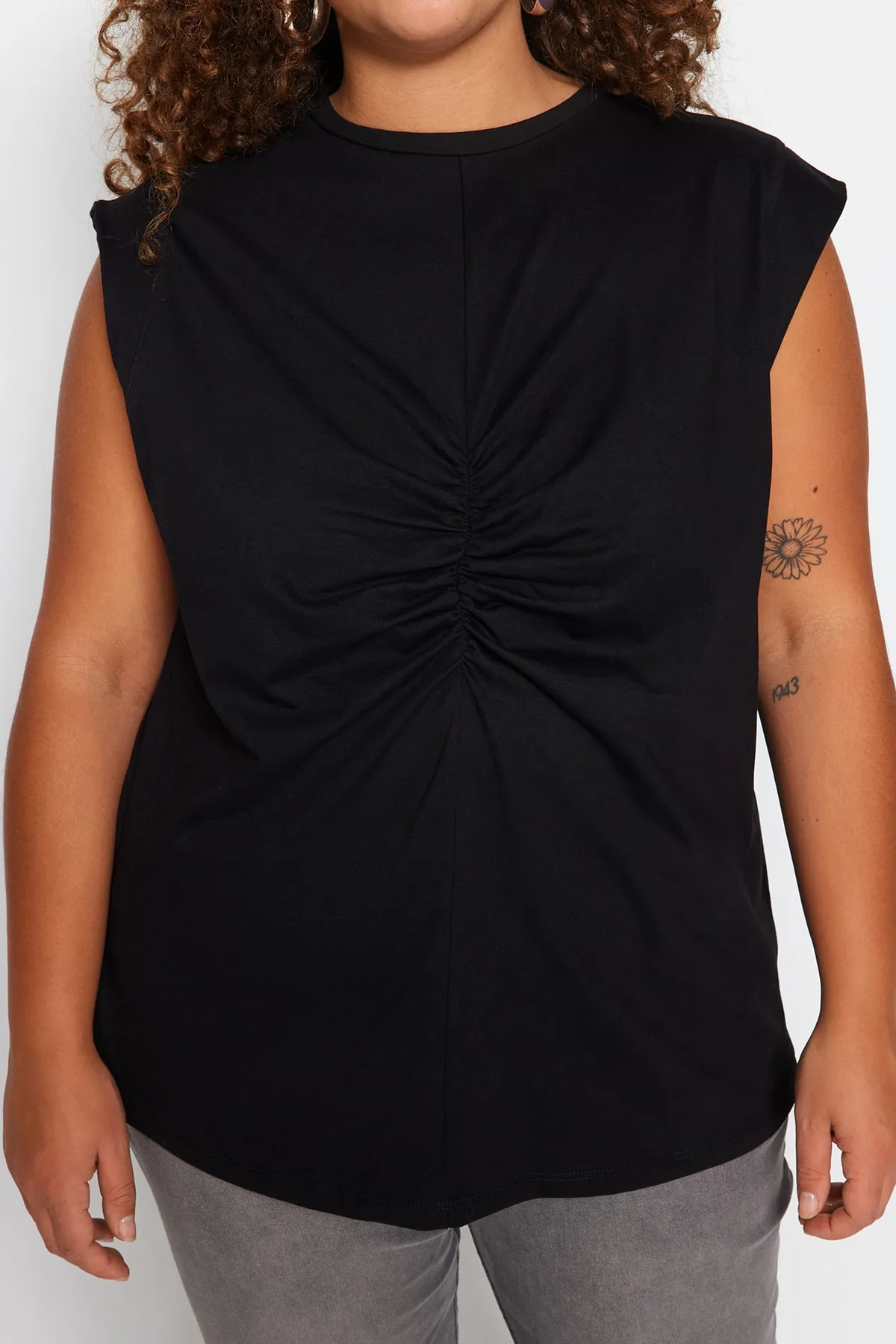 Trendyol Curve  Schwarze geraffte Strickbluse mit Rundhalsausschnitt vorne TBSSS23AF00042