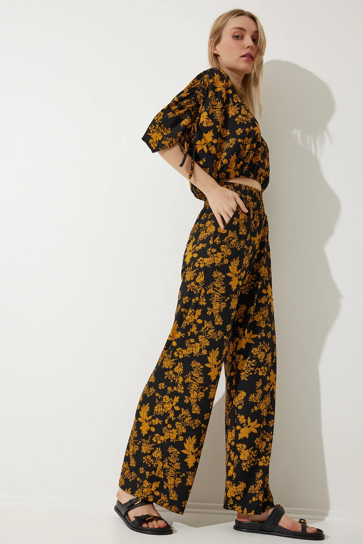 Happiness İstanbul  Schwarzes Senfmuster-Bluse-Palazzo-Strickset für Damen MC00264