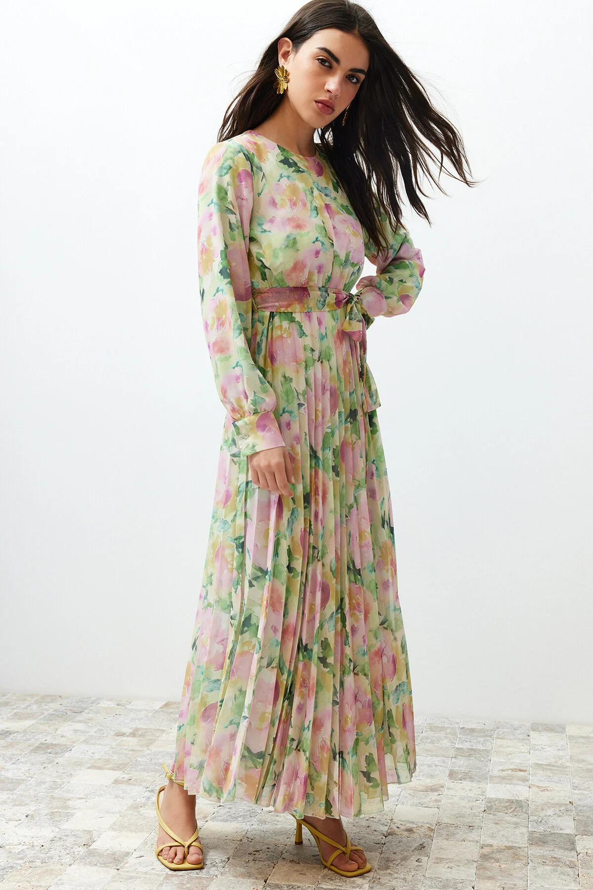 Trendyol Modest  Hellgrünes Kleid aus gewebtem Chiffon mit Blumenmuster und gefüttertem, plissiertem Saum TCTSS24EB00151