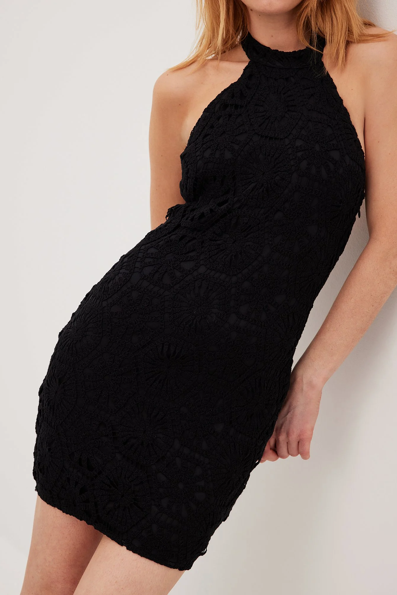 Gehäkeltes Minikleid aus Strickstoff mit Neckholder