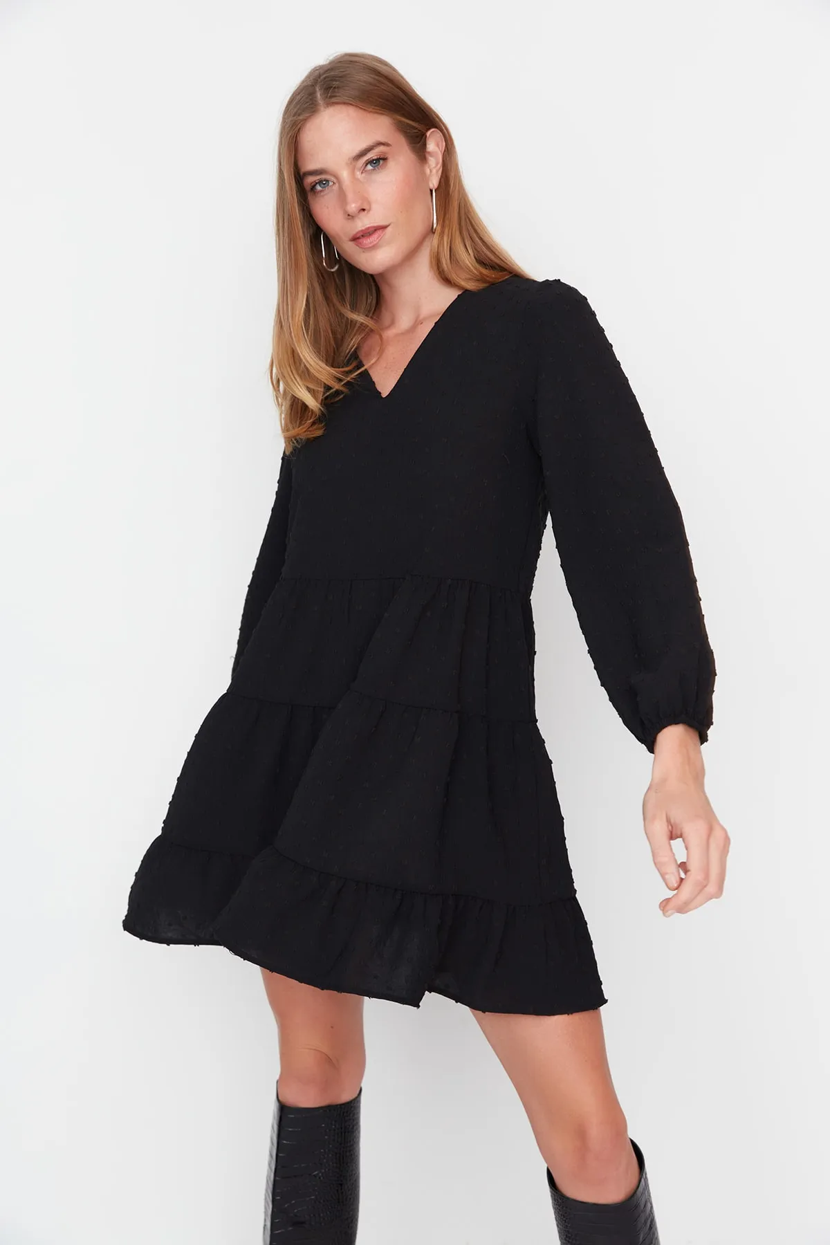 Trendyol Collection  Schwarzes Mini-Kleid mit weitem Schnitt und strukturiertem Volant aus Webstoff TWOAW23EL01479