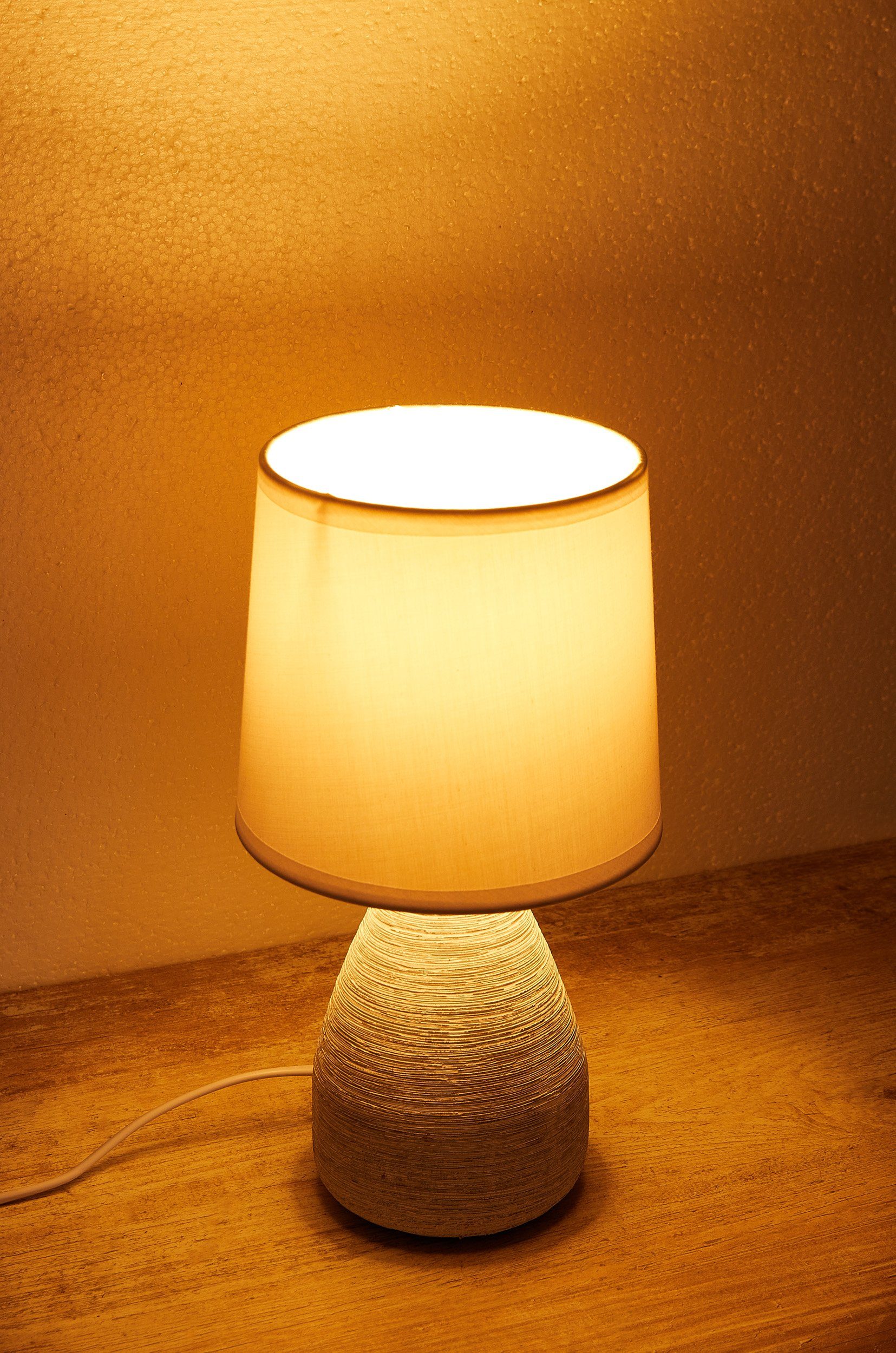 BRUBAKER Tischleuchte Landhaus Shabby Chic, Designer Tischlampe, Ohne Leuchtmittel, 1x oder 2er Set Deko Nachttischlampe mit Stein Optik, Keramik, Schirm Weiß