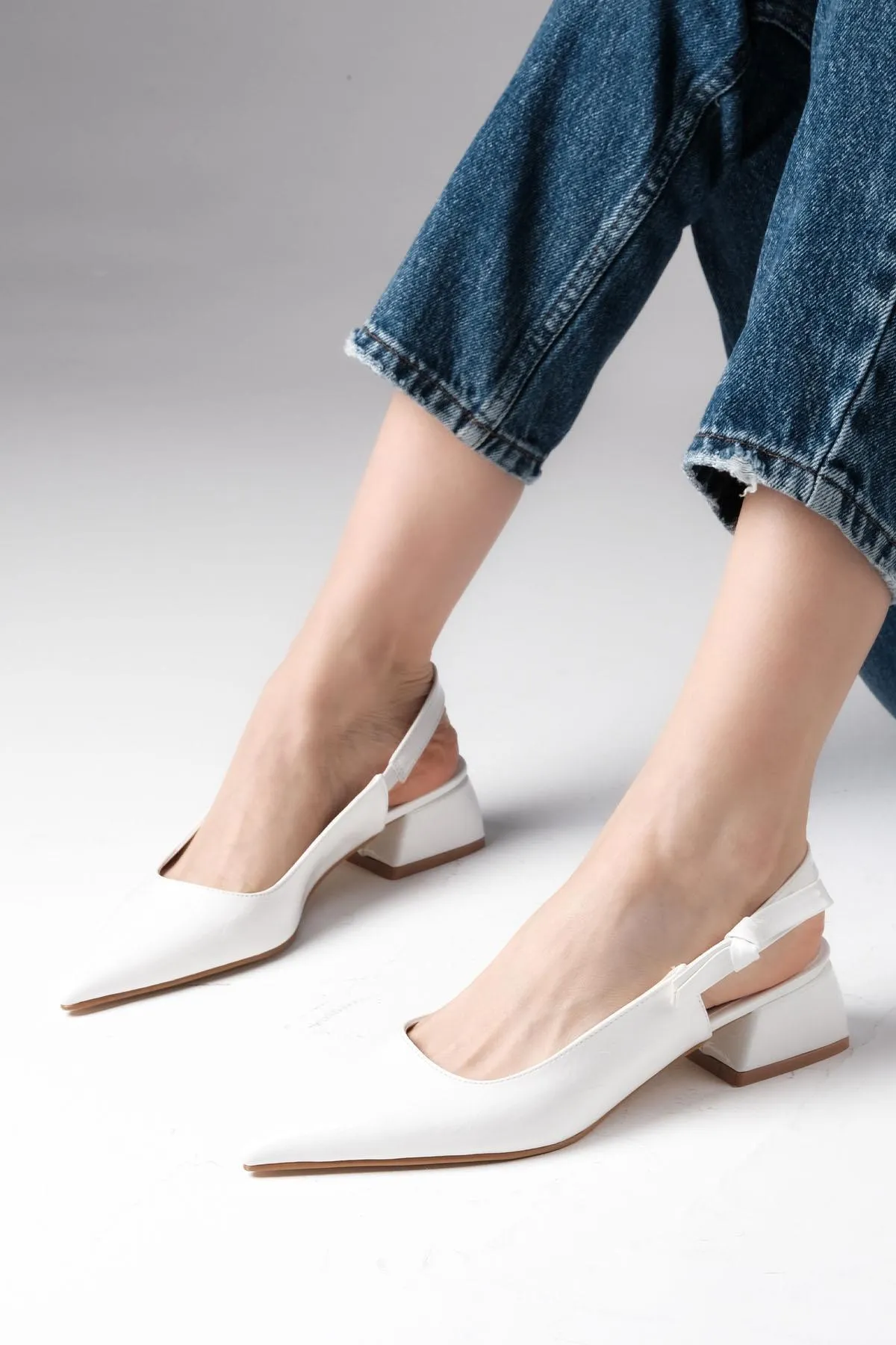 Mio Gusto  Kathy Weiße Lacklederschuhe mit seitlicher Schleife und offenem Rücken für Damen mit kurzem Absatz