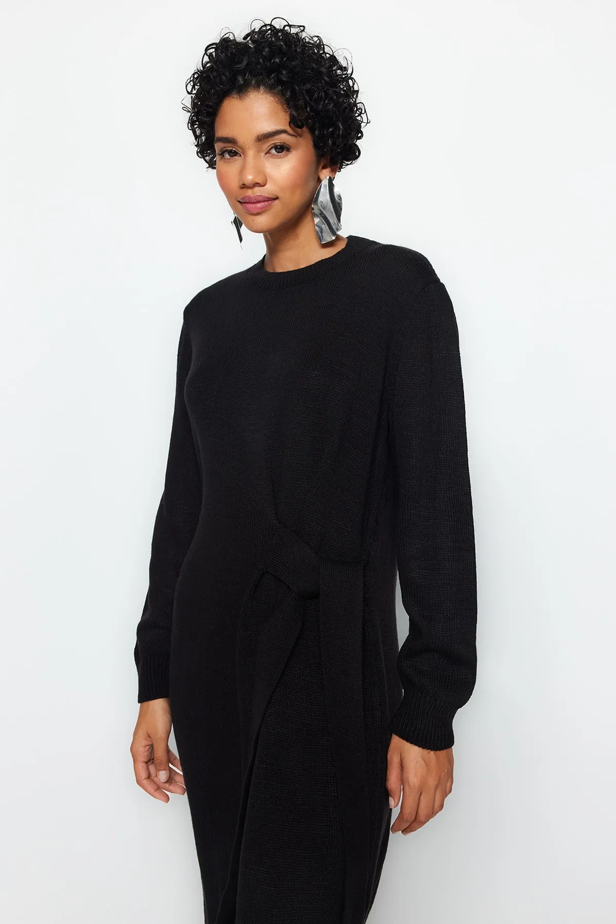 Trendyol Modest  Schwarzes Strickkleid mit Krawattendetails TCTAW24EB00027