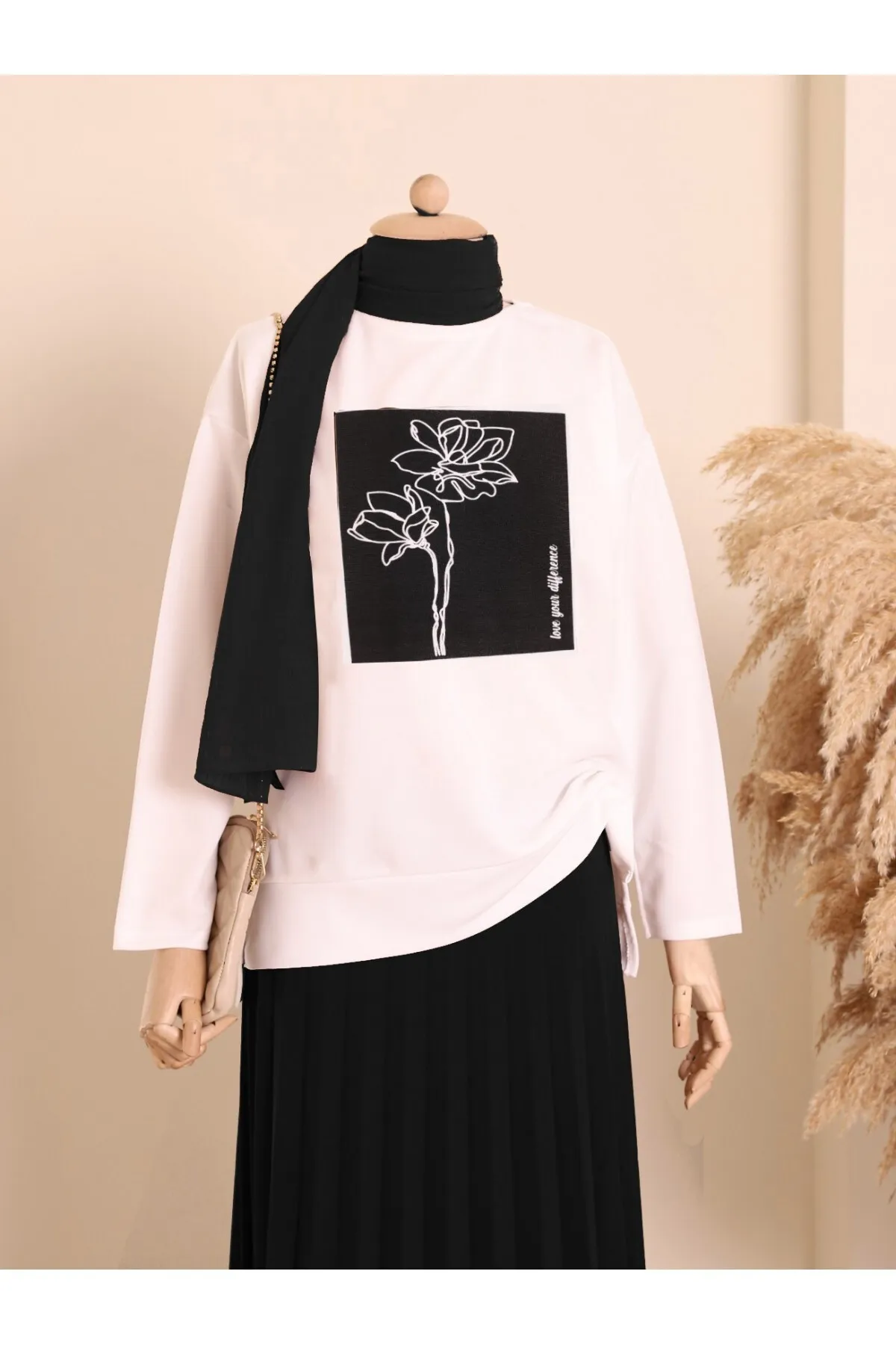 Modamorfo  Anzug mit langem Rock und Flog-Print hinten