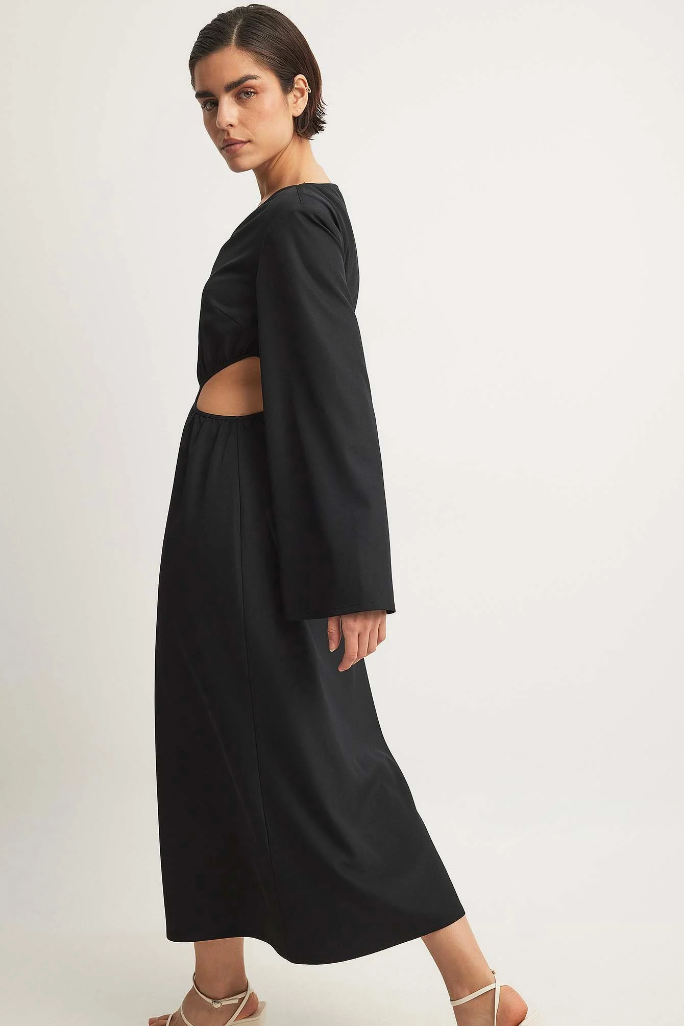 Einärmeliges Midikleid mit Cut-Out