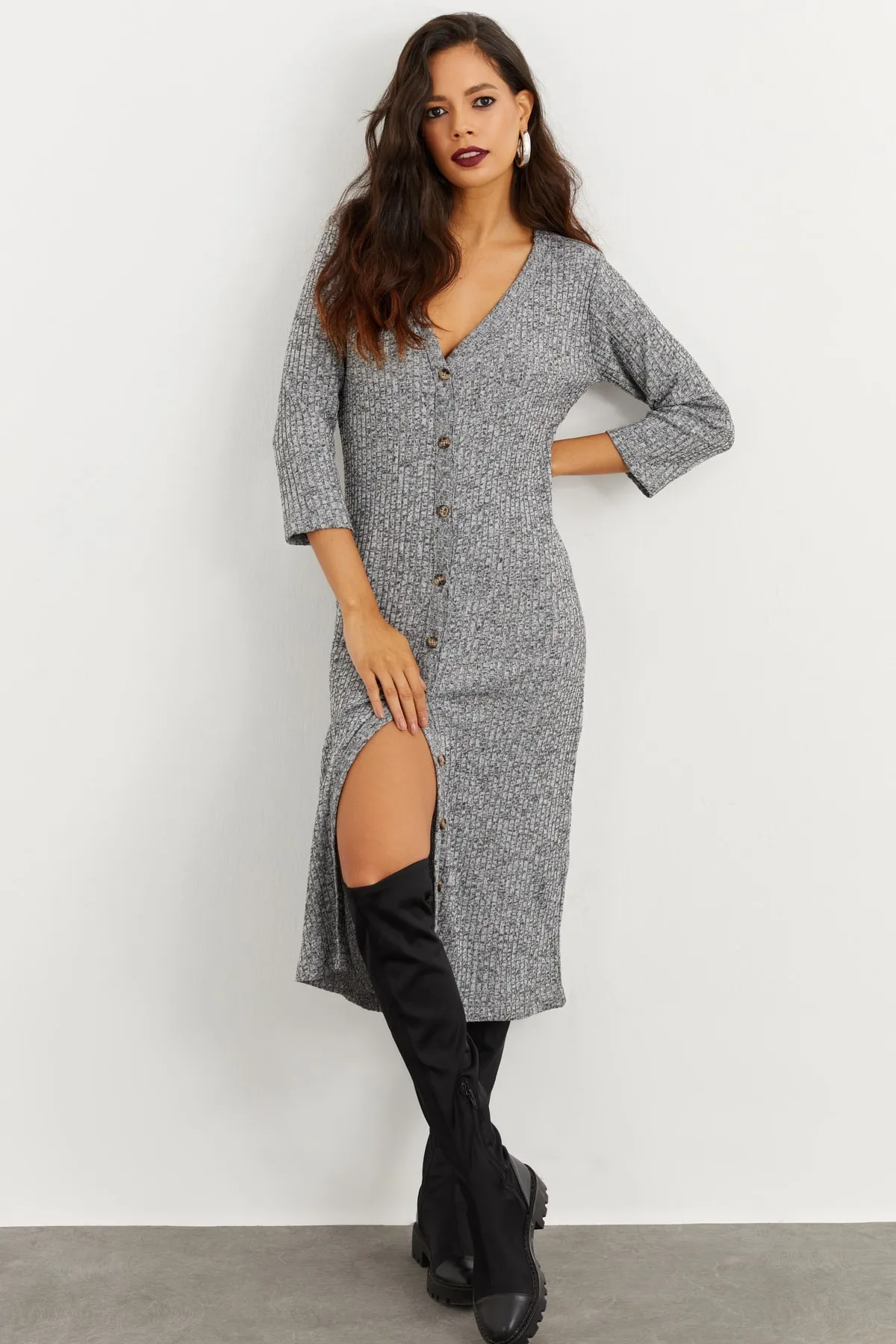 Cool & Sexy  Graues Damenkleid mit Knöpfen İZ02464710