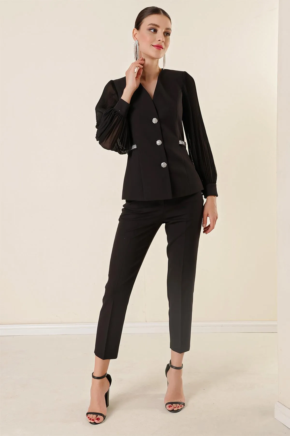 By Saygı  Zweiteiliges Set mit V-Ausschnitt, Steinknopf-Taille, Steinaccessoire-Ärmeln, Chiffon-gefütterter Jacke und Seitentaschen-Hose