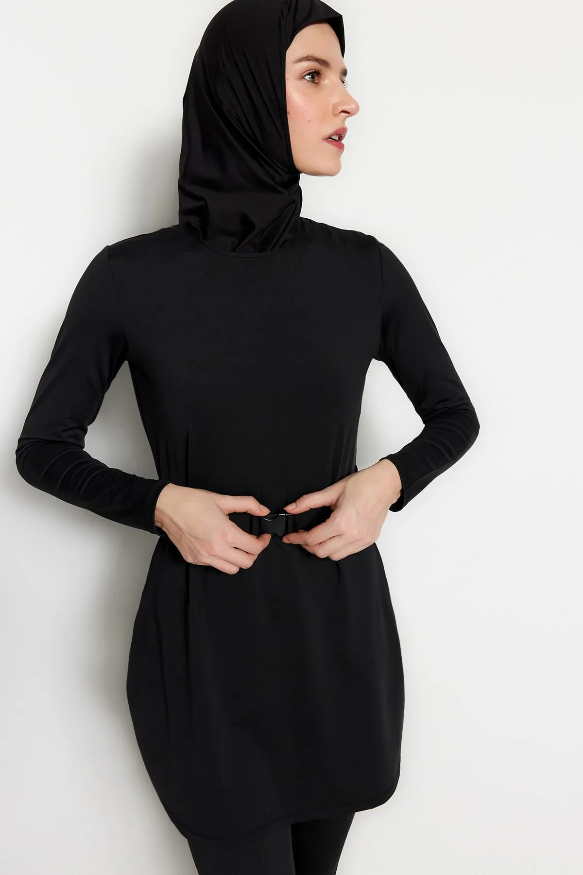 Trendyol Modest  Schwarzes, vollständig bedecktes, gestricktes Lycra-Badeanzugset mit Gürtel und Gürtel TCTSS23CF00043