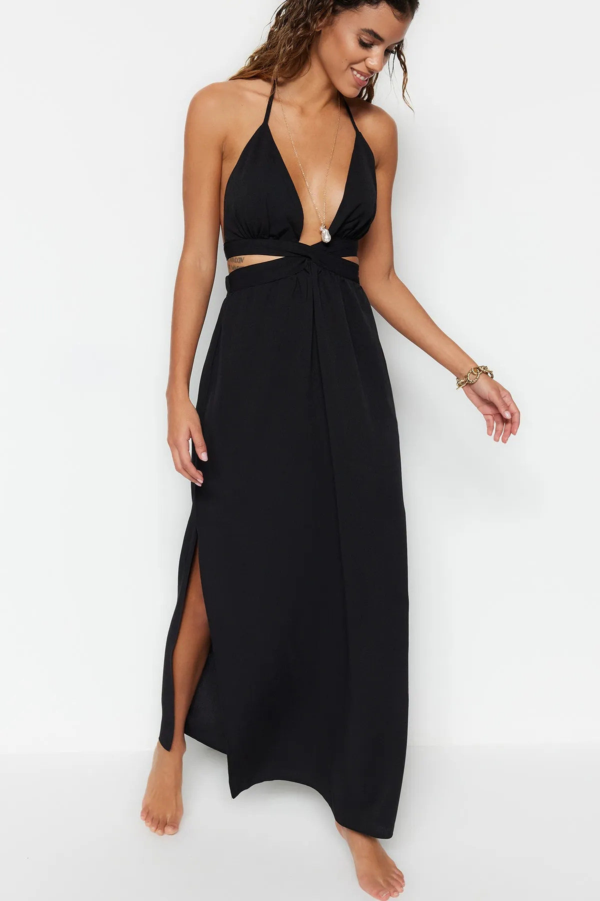 Trendyol Collection  Schwarzes, gewebtes Maxi-Strandkleid mit Cut-Outs und Fenstern TBESS22EL0744
