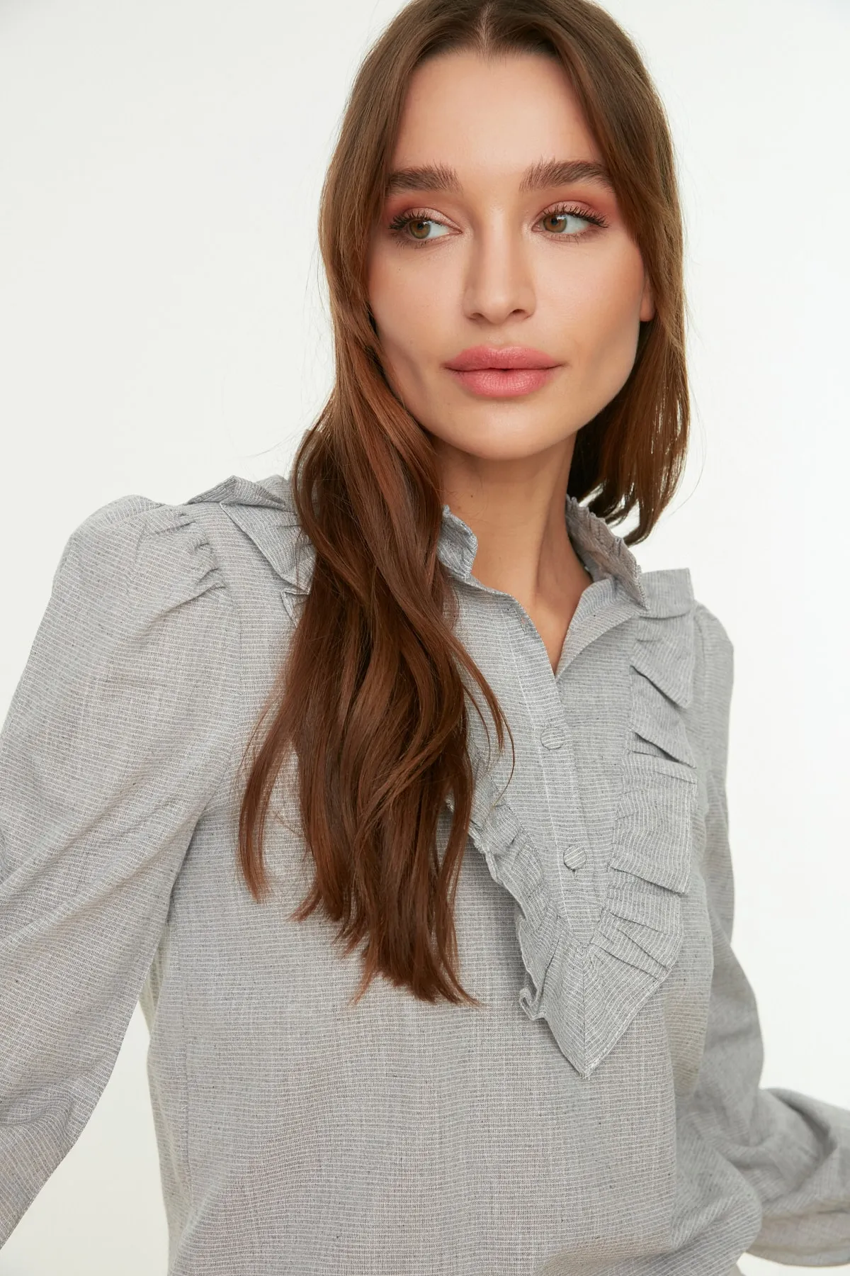 Trendyol Collection  Graue, gerüschte Webbluse TWOSS21BZ0325