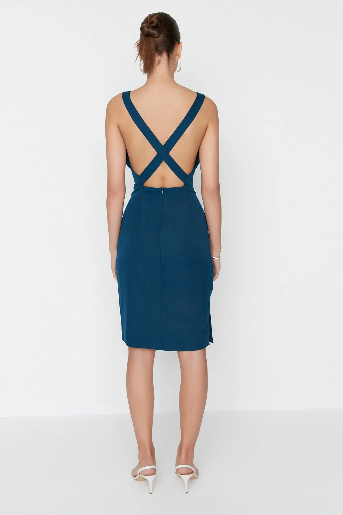 Trendyol Collection  Gewebtes Kleid mit Ölträgern TWOSS22EL00533