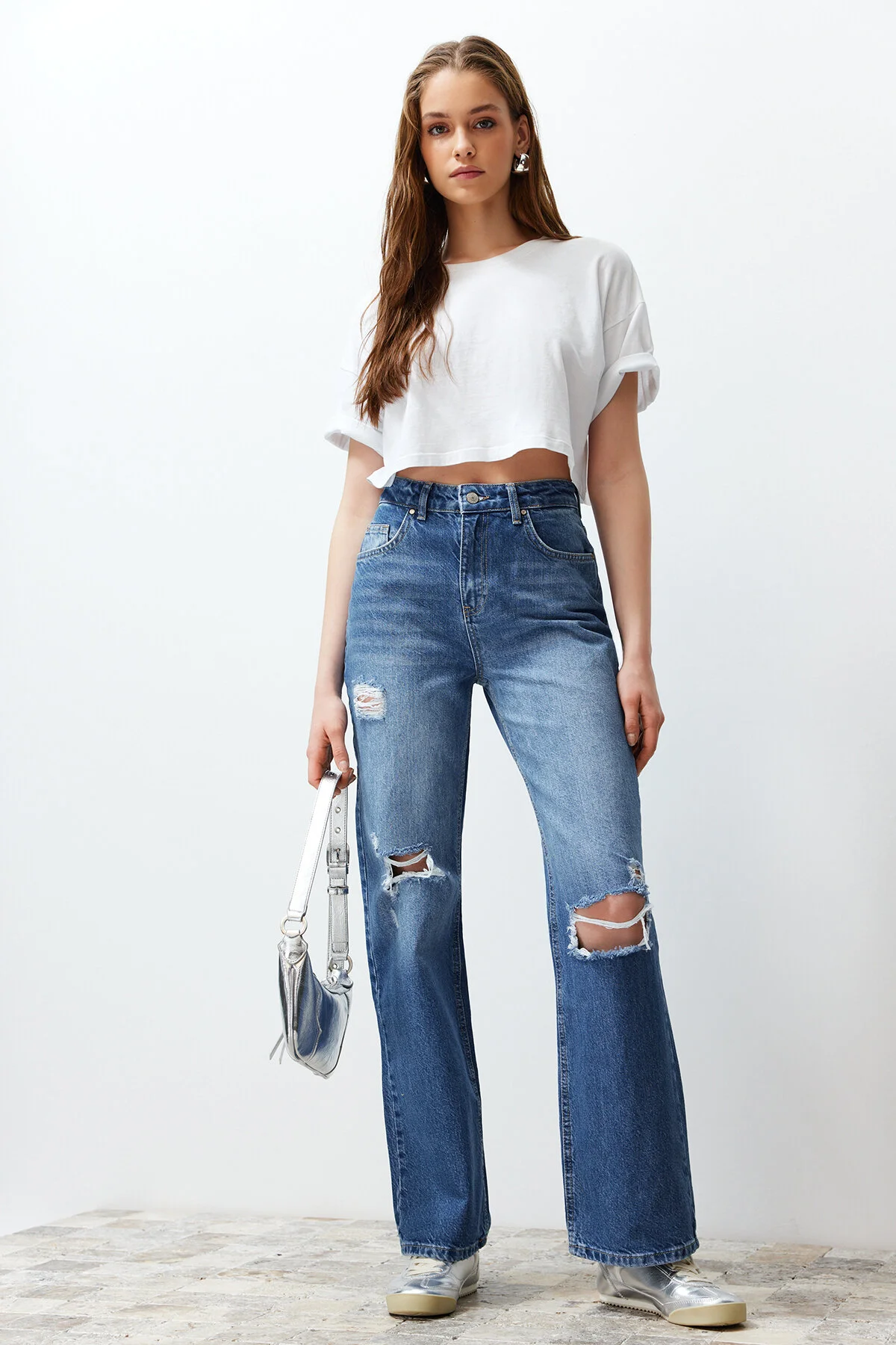 Trendyol Collection  Blaue zerrissene Jeans mit hoher Taille und weitem Bein TWOSS24JE00199