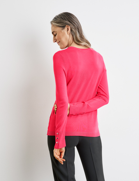 Nachhaltiger Pullover mit dekorativen Knöpfen
